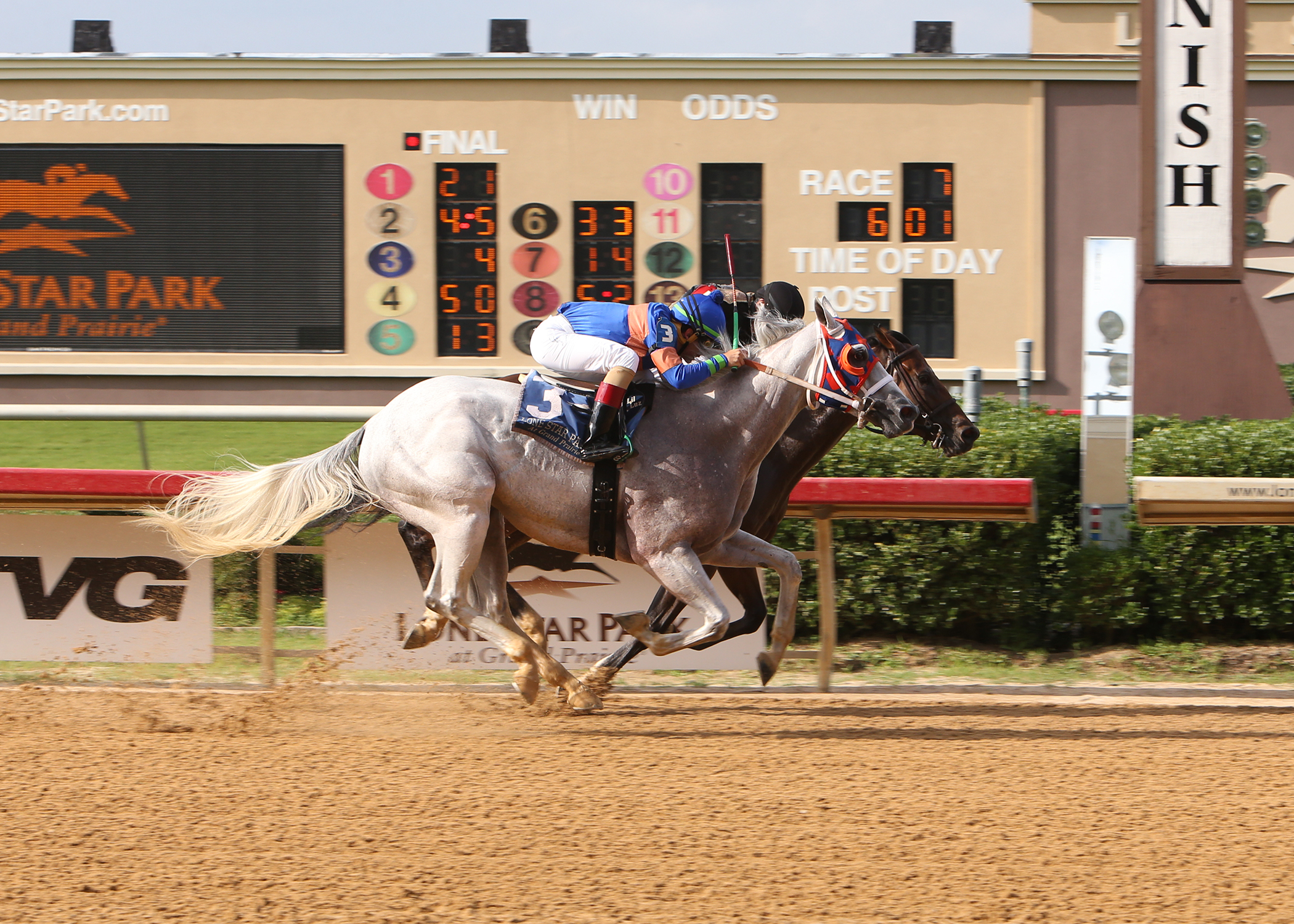 Texas Long Bow (inside) wins the 2019 Wayne Hanks Memorial