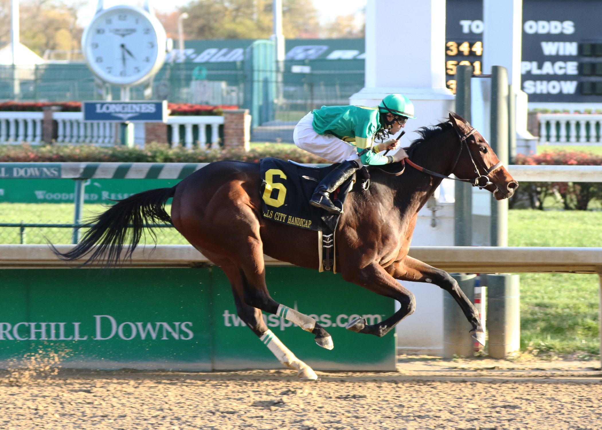 Ahh Chocolate wins the Falls City Handicap