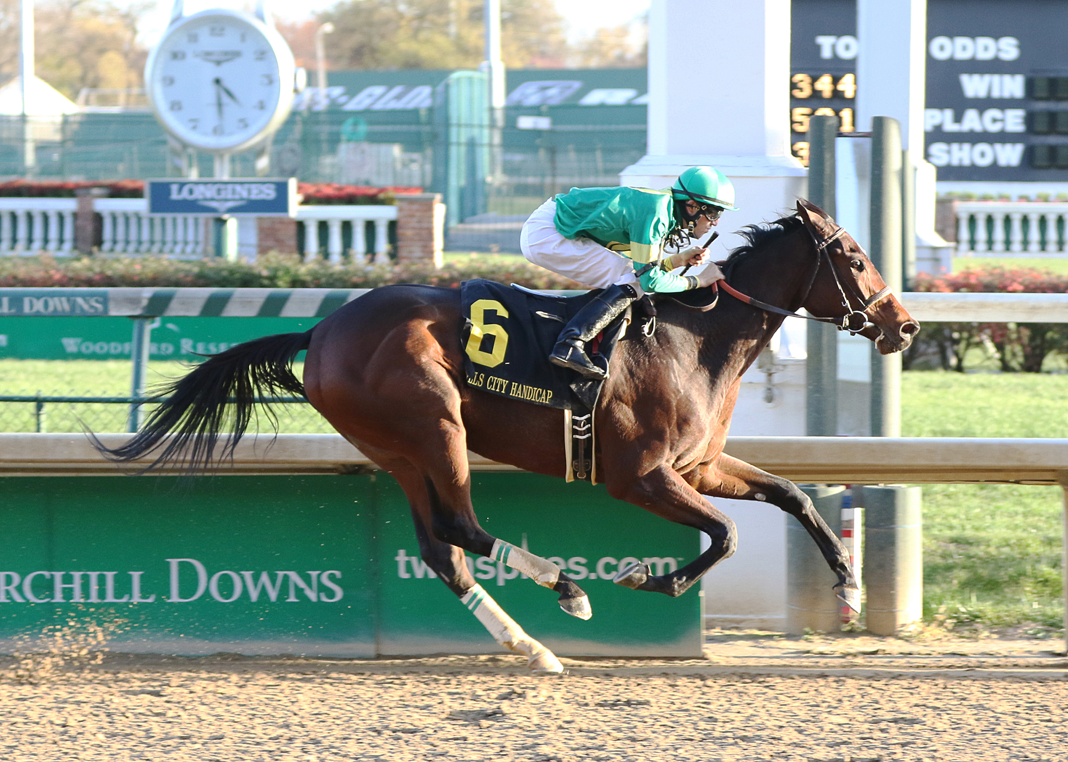 Ahh Chocolate wins the Falls City Handicap