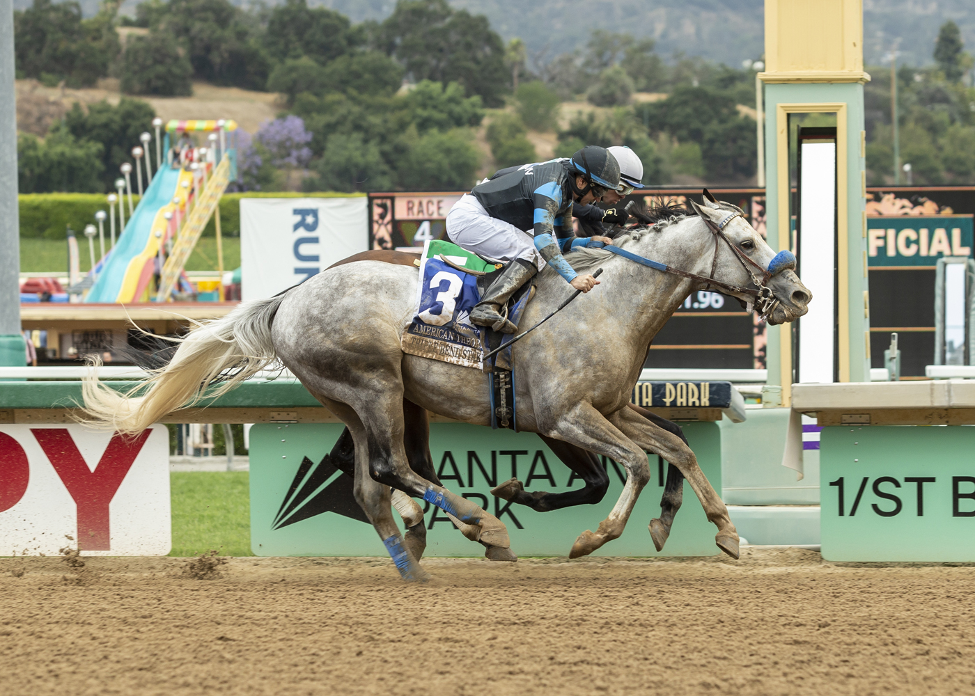 El tordillo American Theorem se llevó un sorpresivo y emotivo Triple Bend Stakes G2