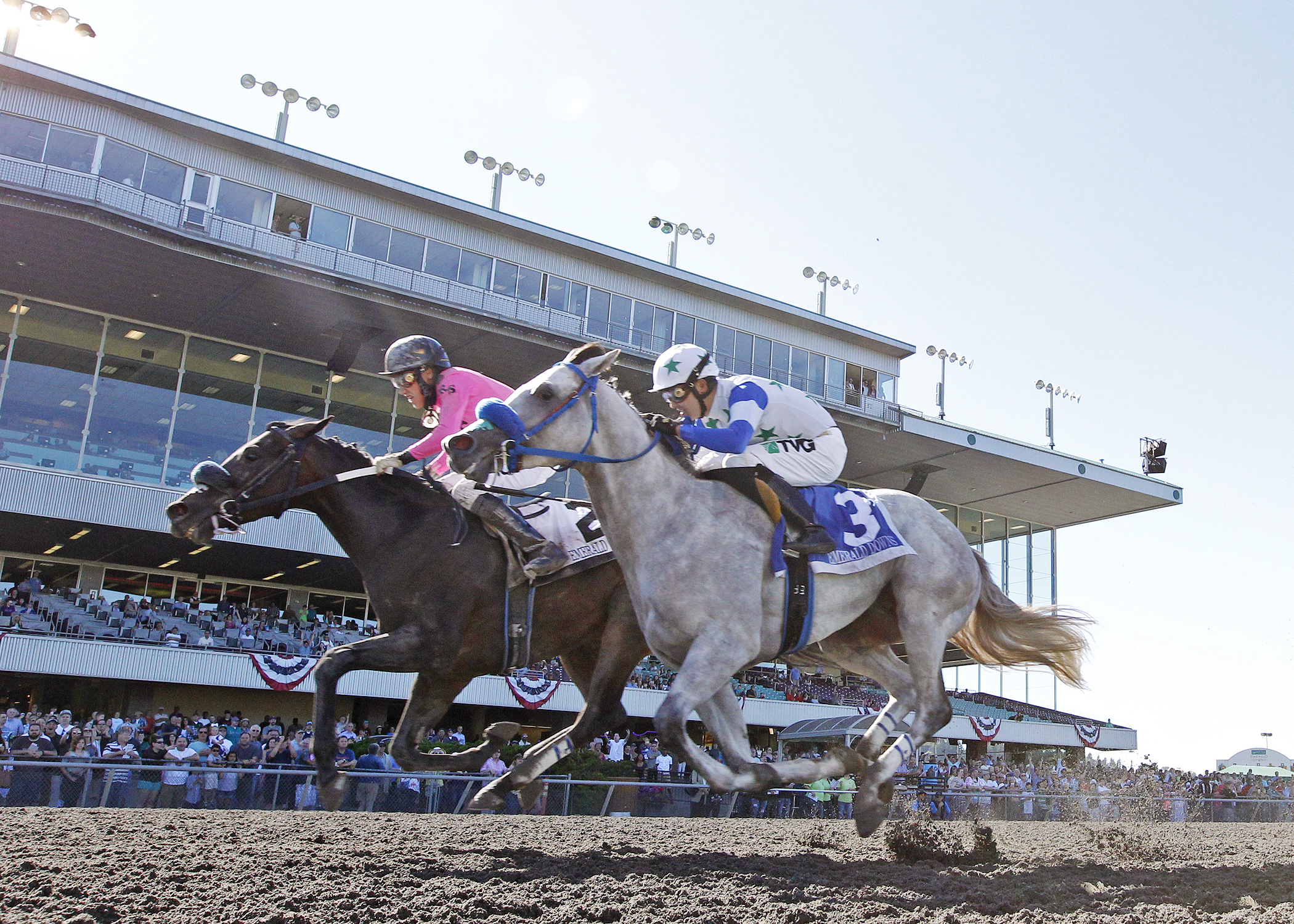 Aqua Frio beats Riser to wins the 2017 Seattle Slew Stakes