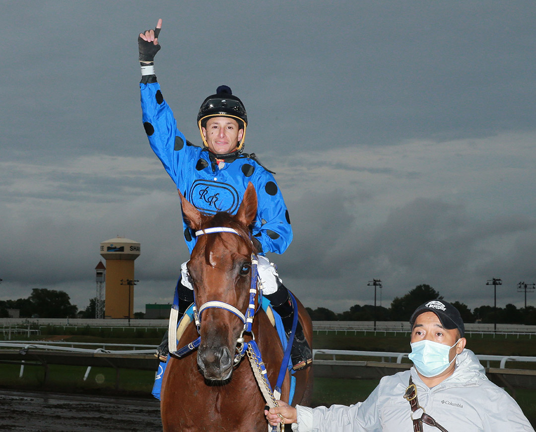 Francisco Arrieta celebrates after winning the 2020 Minnesota Turf aboard Drop of Golden Sun