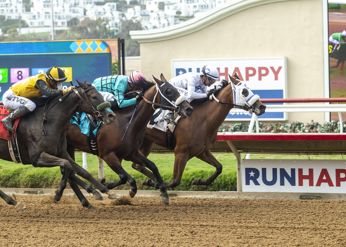 At the Spa (inside) beats Drizella and Madiha (outside) in the CTBA Stakes.8-5-2021