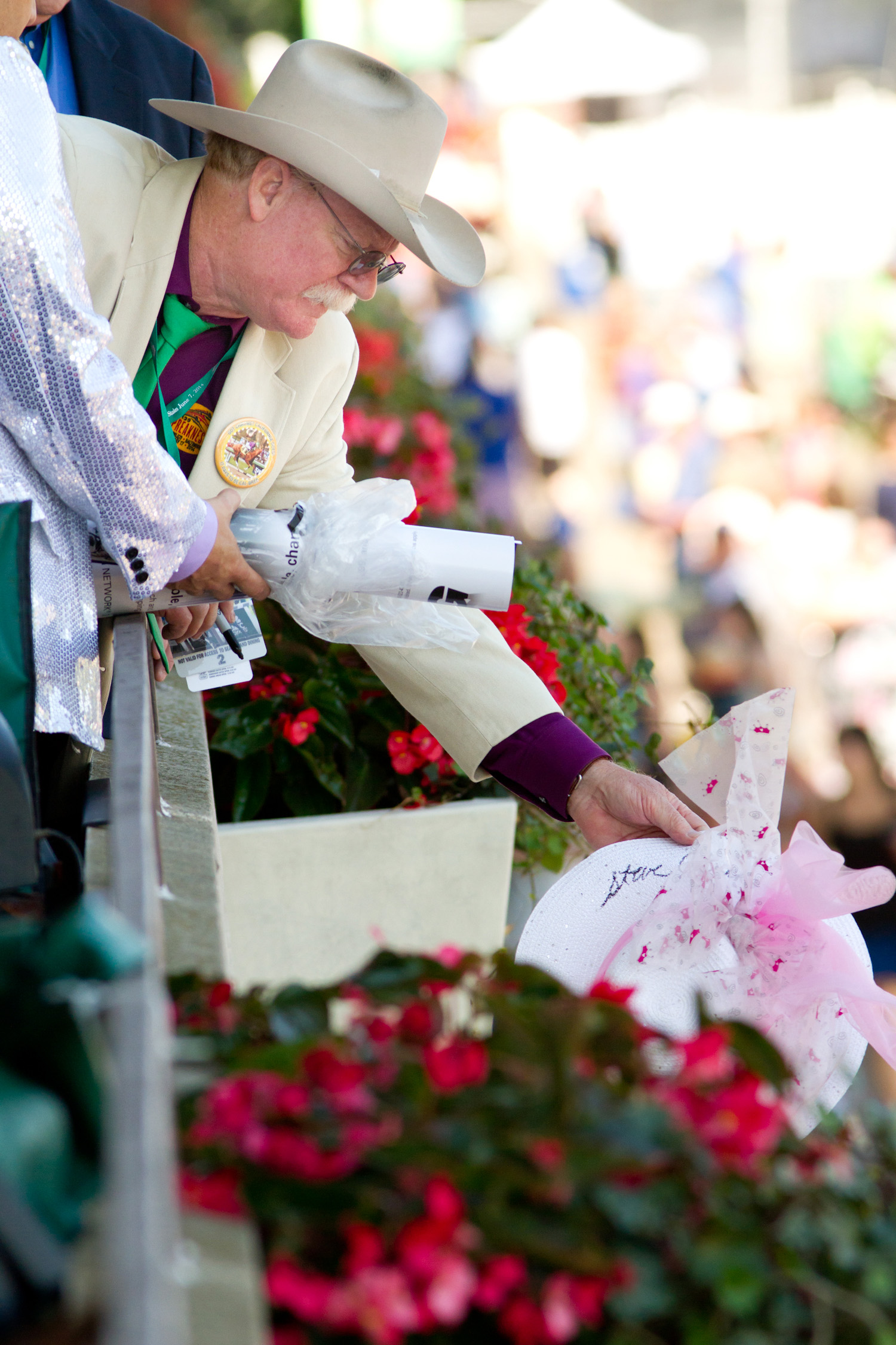 Steve Coburn hands out autographs before the Belmont Stakes