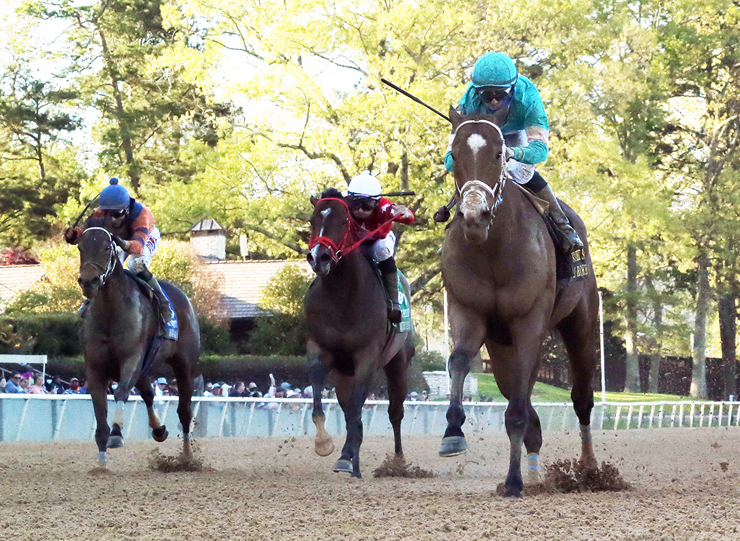 C Z Rocket (right) wins the 2021 Count Fleet Handicap at Oaklawn Park