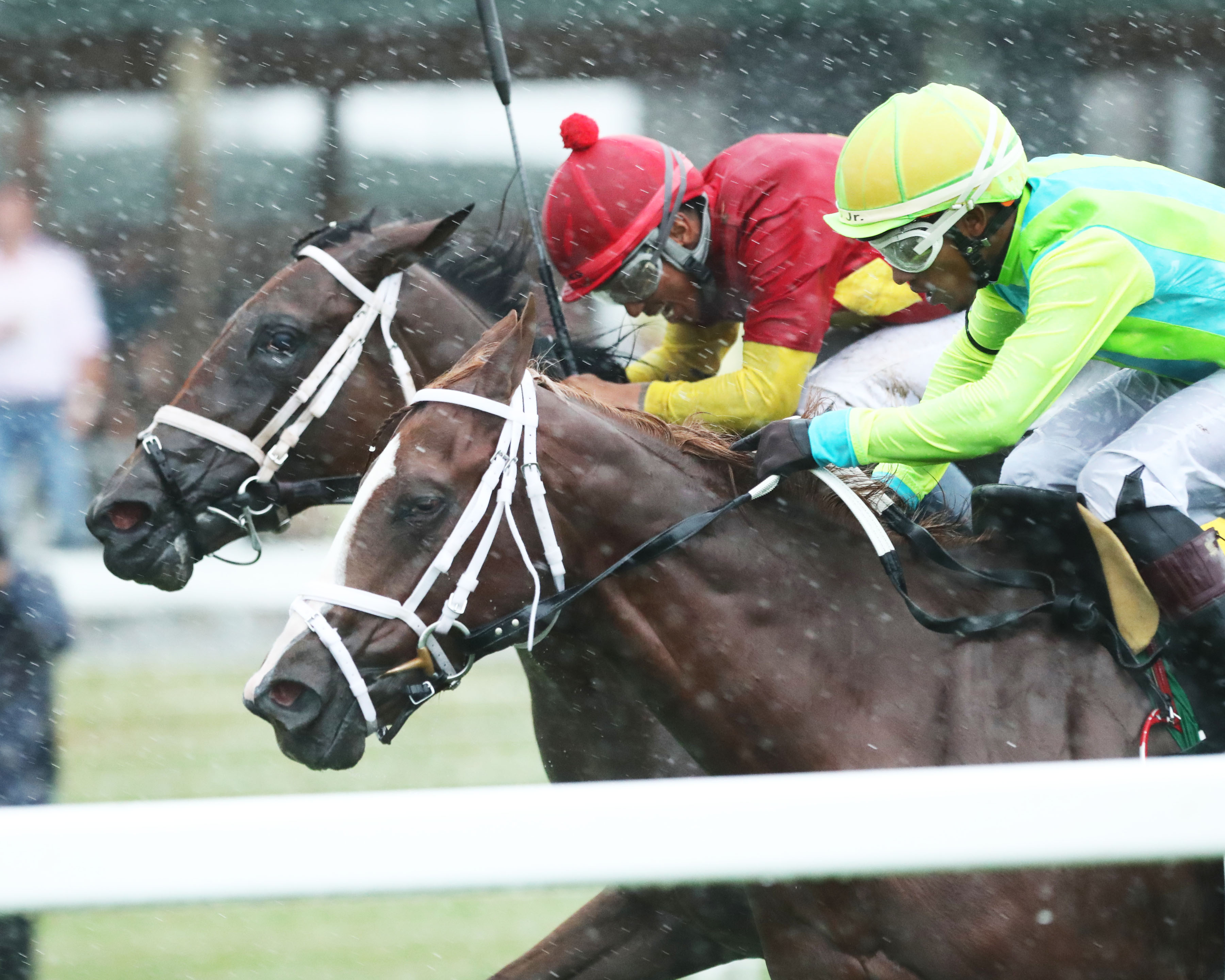 Chop Chop (red) wins the Kentucky Downs Juvenile Fillies 9-3-2022