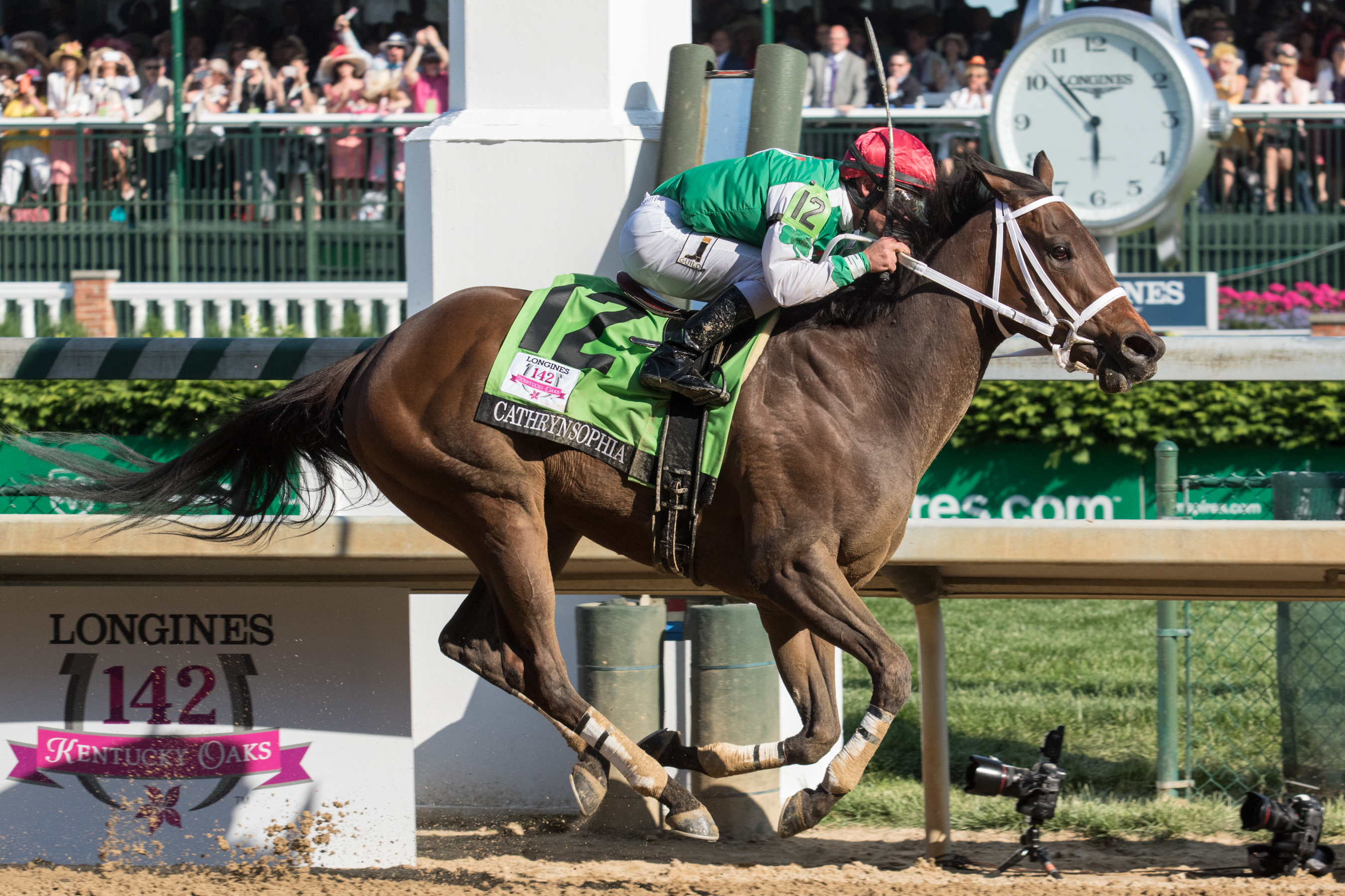 Cathryn Sophia wins the 2016 Kentucky Oaks