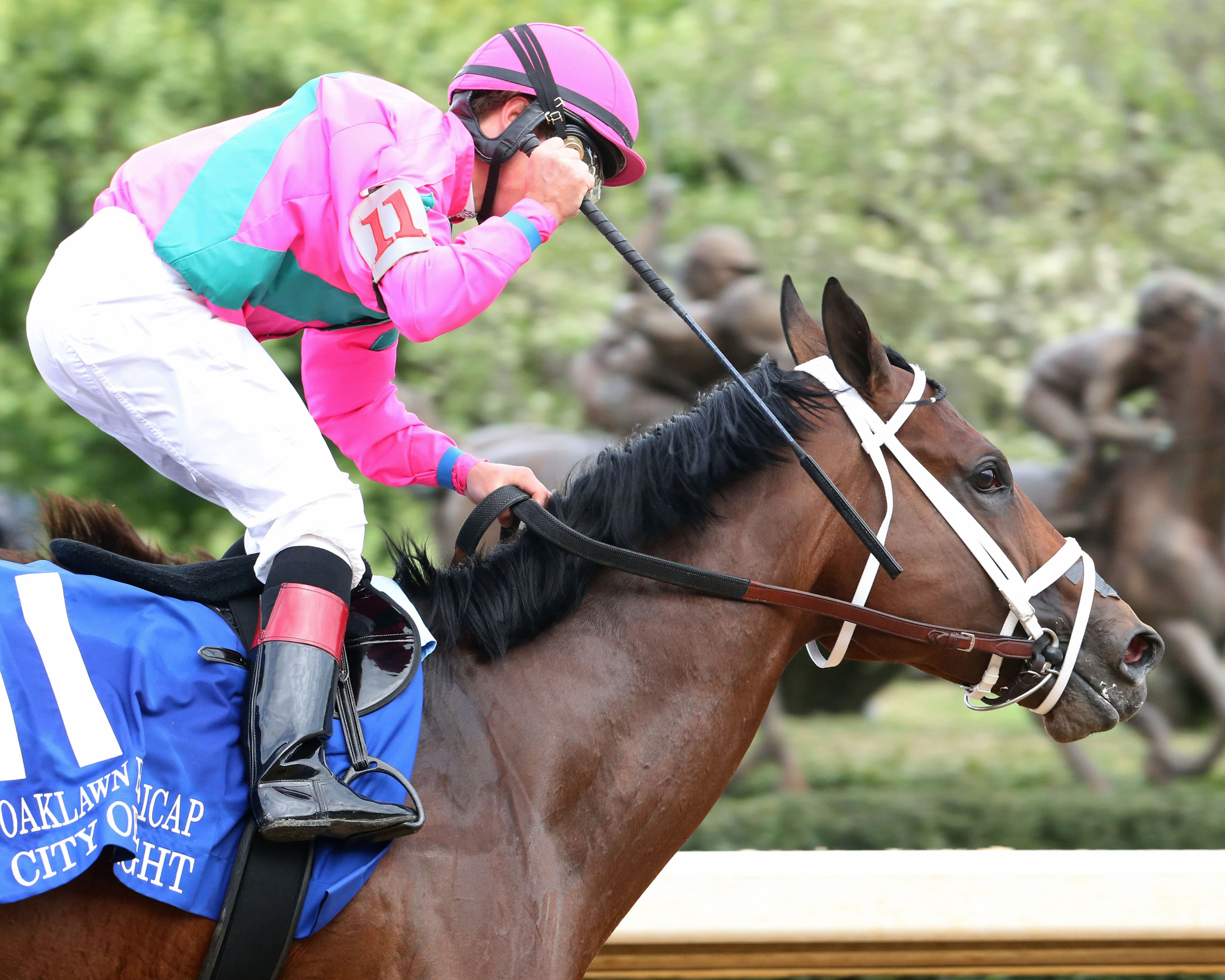 City of Light wins the 2018 Oaklawn Handicap