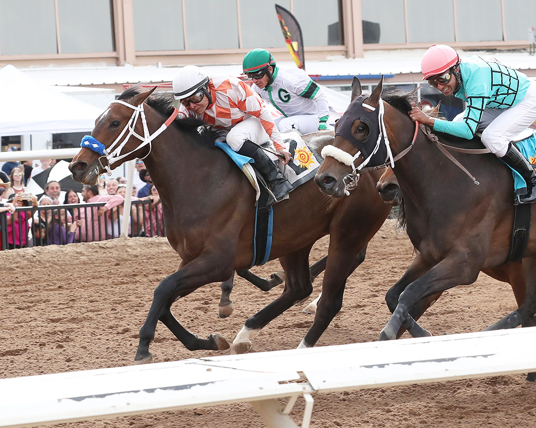 Cleopatras Charge (left) wins the 2022 Sunland Park Oaks at Sunland Park