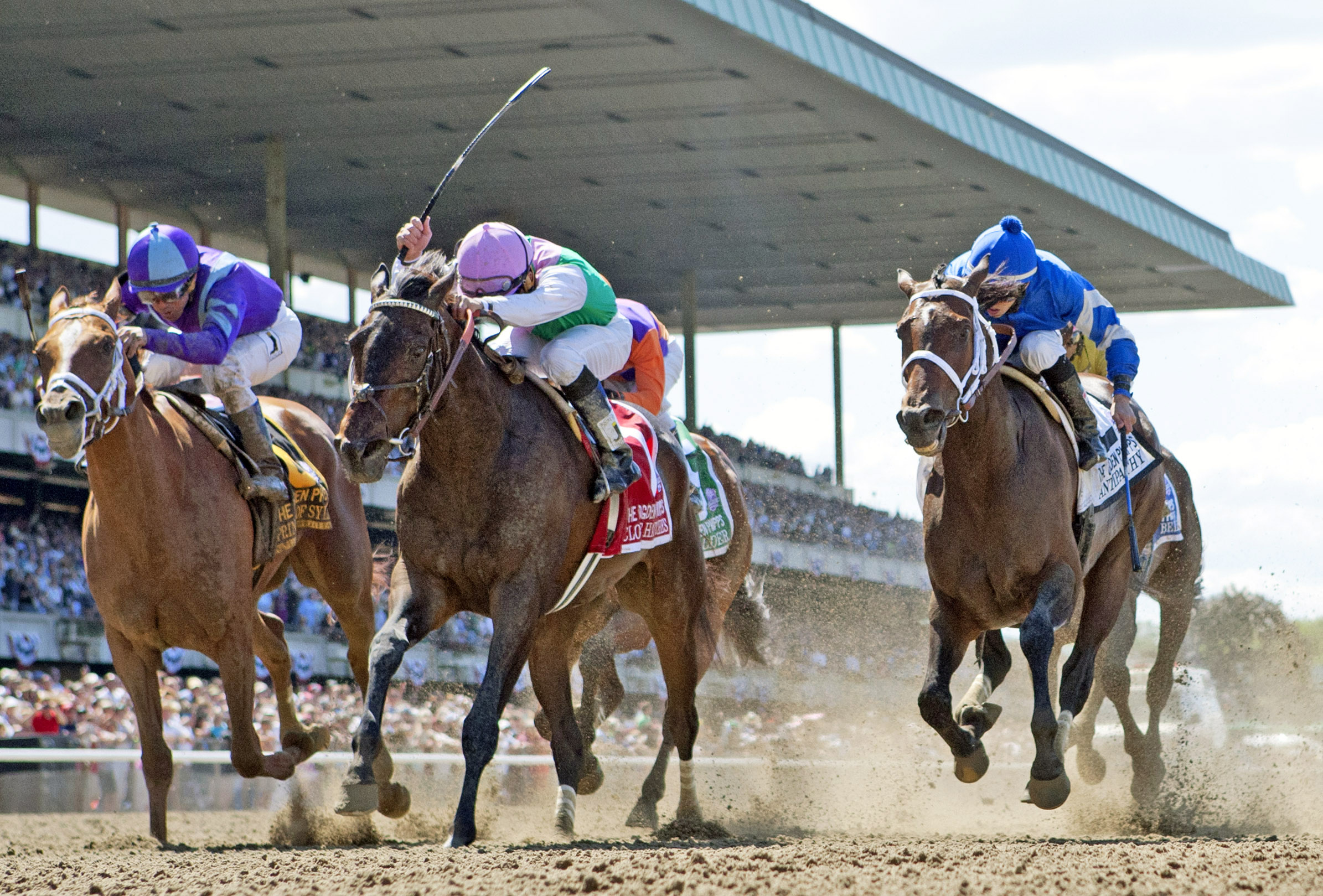 Close Hatches wins the Ogden Phipps