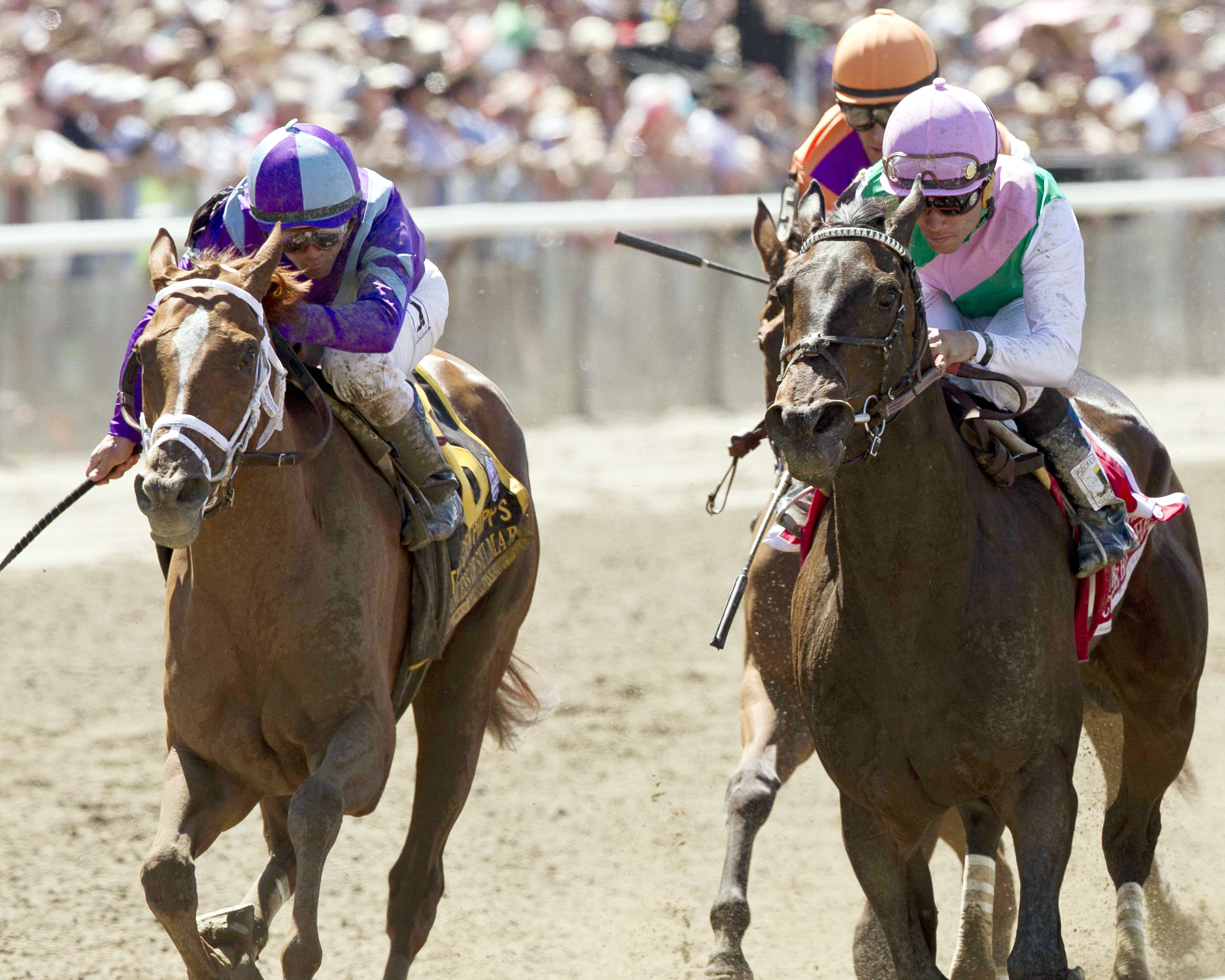 Close Hatches beats Princess of Sylmar in the Ogden Phipps