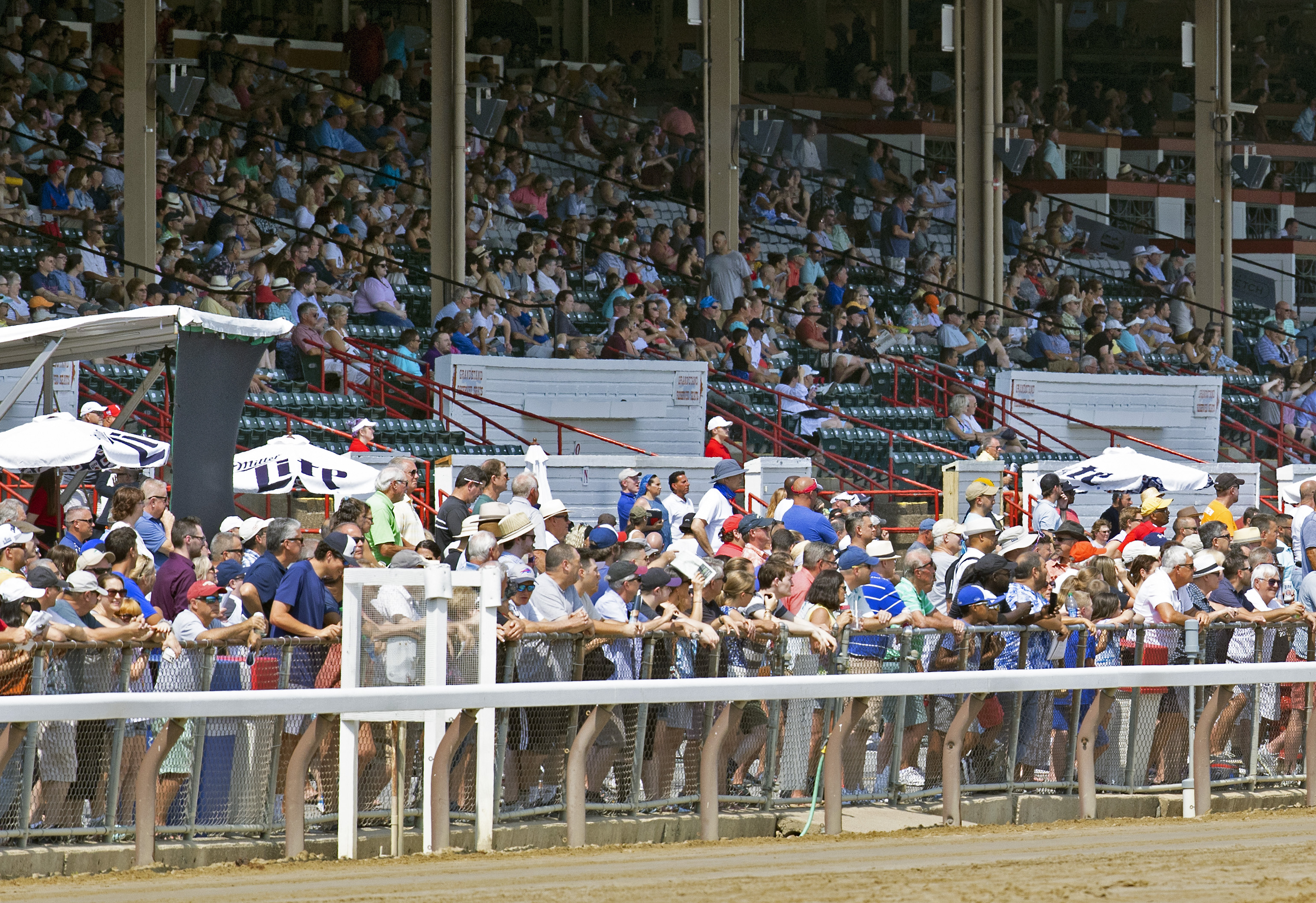 Saratoga opening day fans