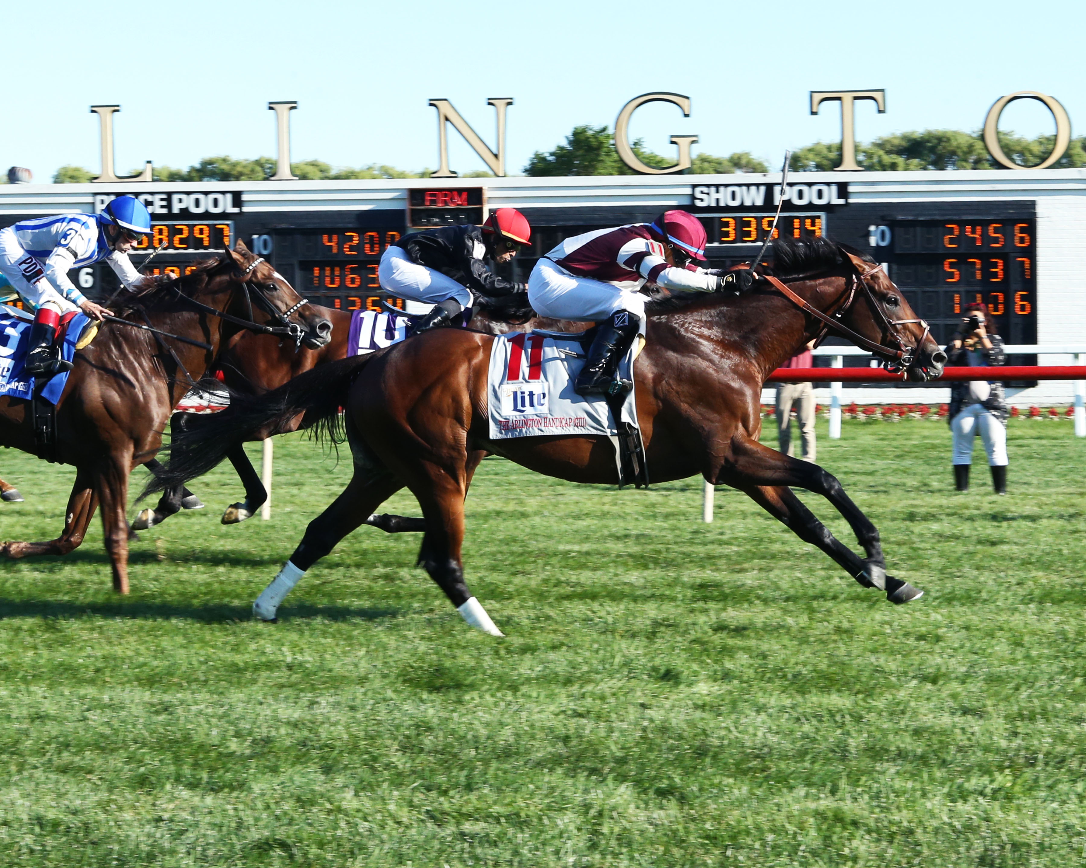 Divisidero wins the 2018 Arlington Handicap