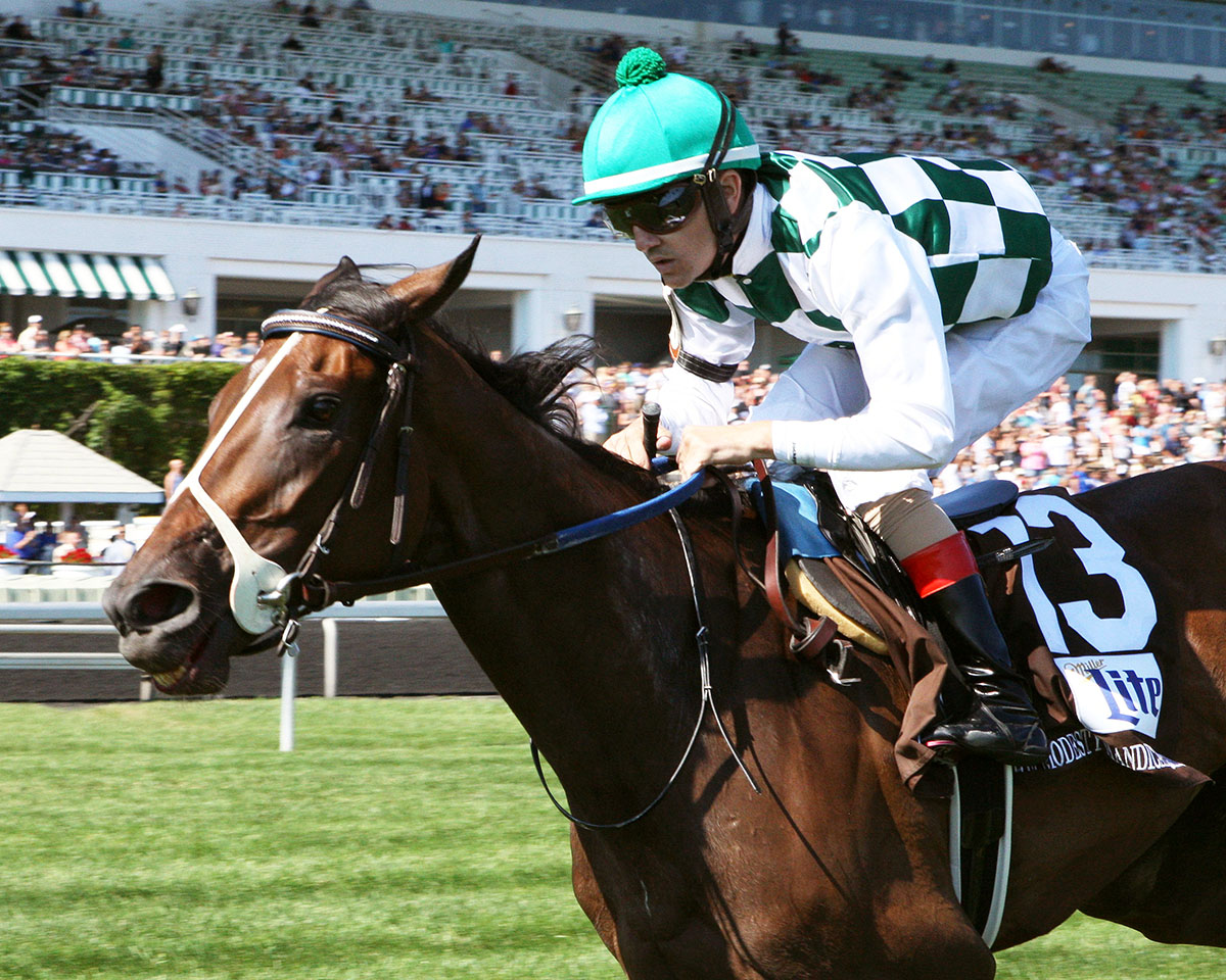 Daddys Lil Darling wins the 2018 Modesty Handicap