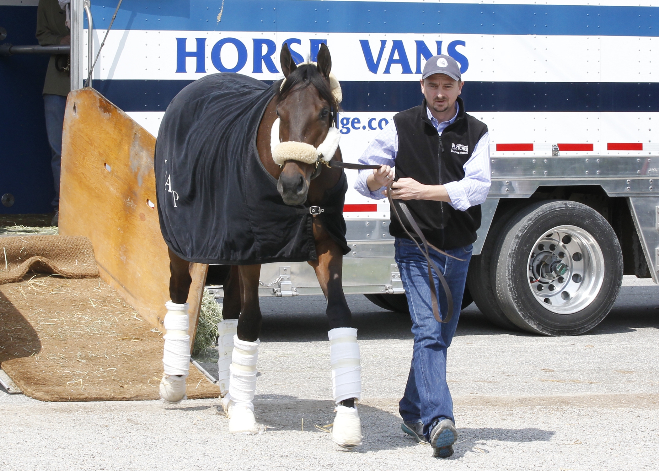 Kentucky Derby: Uncle Mo arrives without fanfare at Churchill Downs