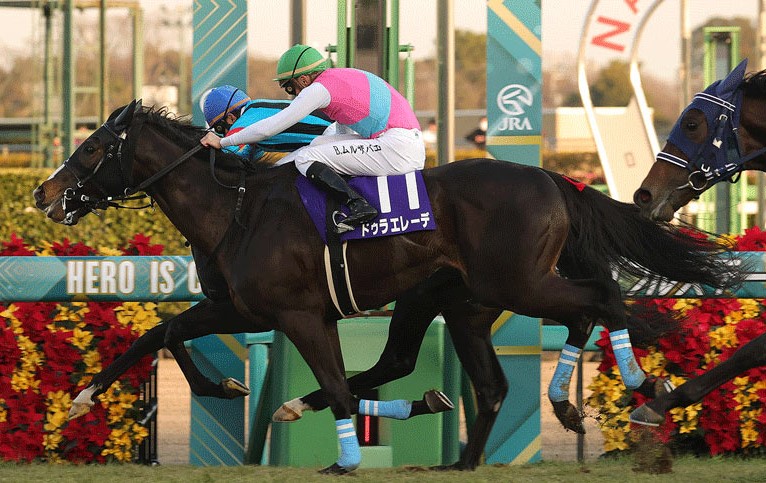 Dura Erede (foreground) wins Hopeful at Nakayama Dec 28 2022