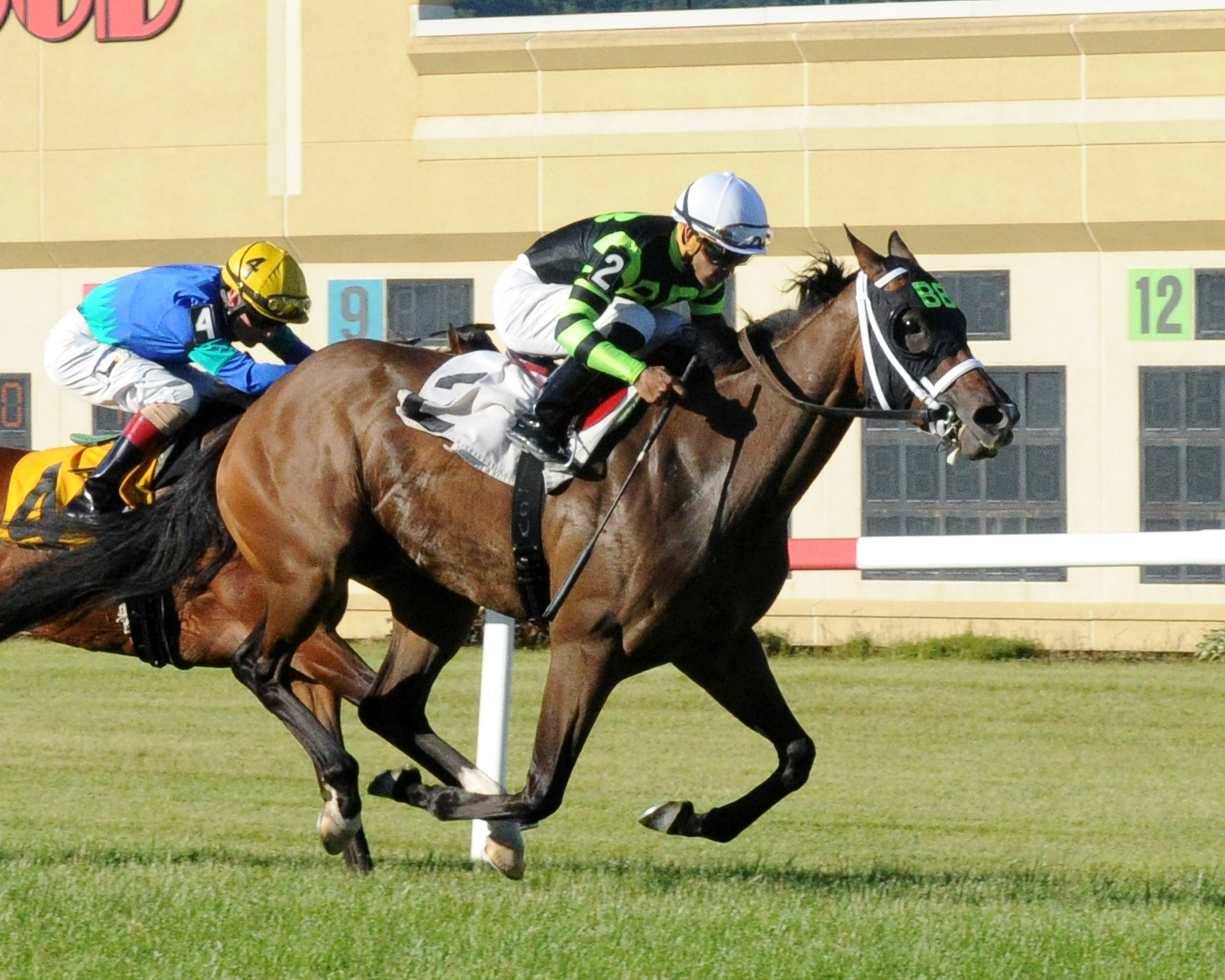 Dynatail wins the Penn Oaks