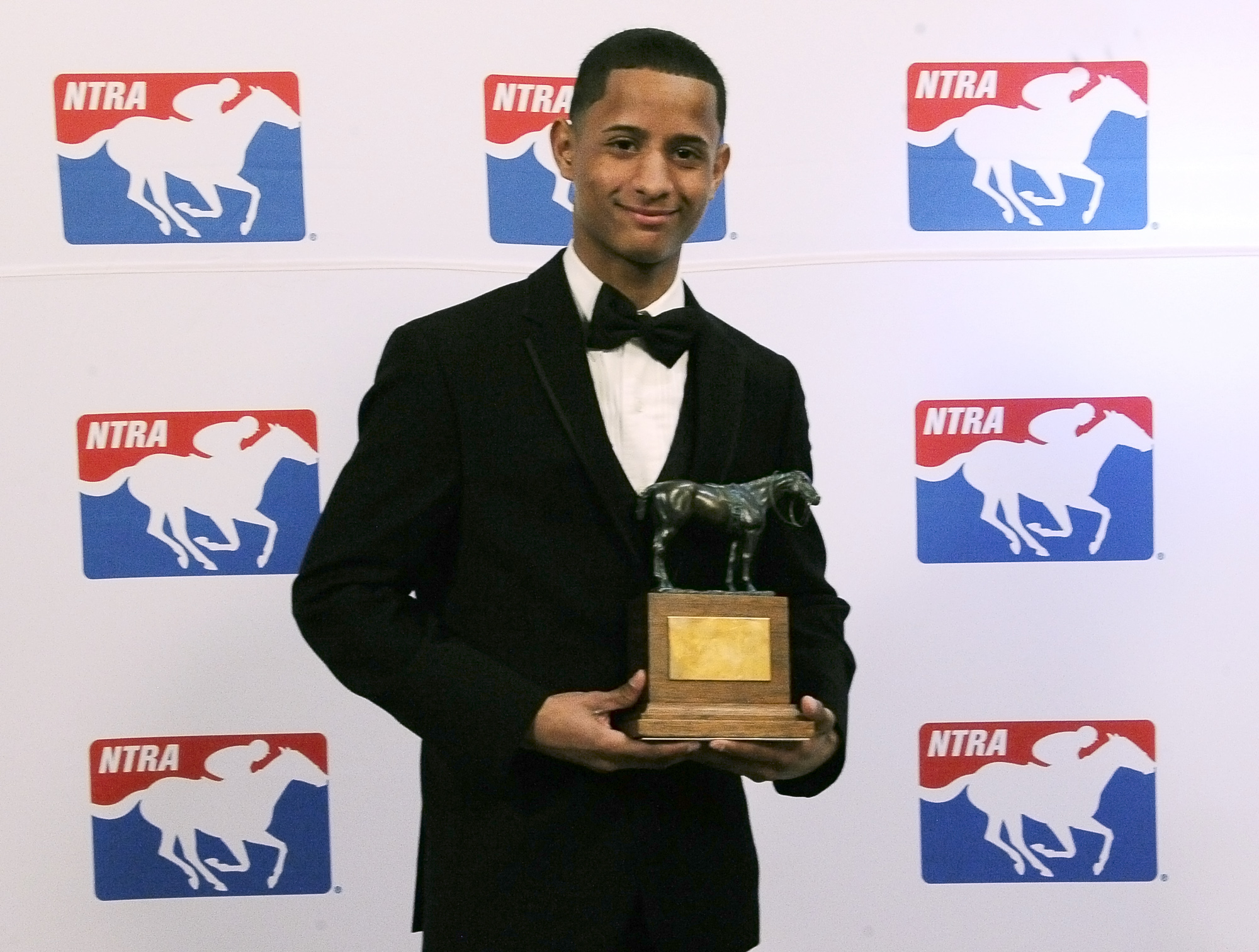 Luis Ocasio receiving the Eclipse for apprentice jockey