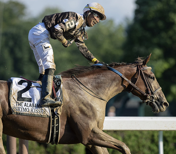Eskimo Kisses wins the 2018 Alabama Stakes