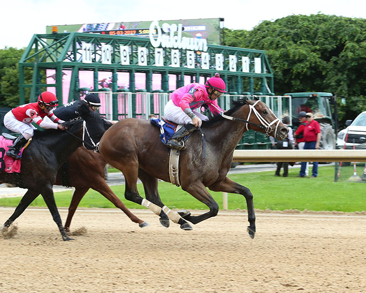 Exulting wins the Oaklawn Mile
