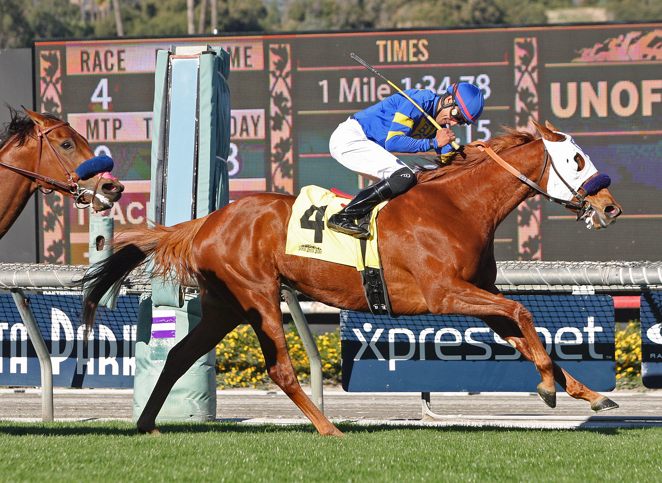 Fahan Mura wins the 2018 Robert J. Frankel Stakes