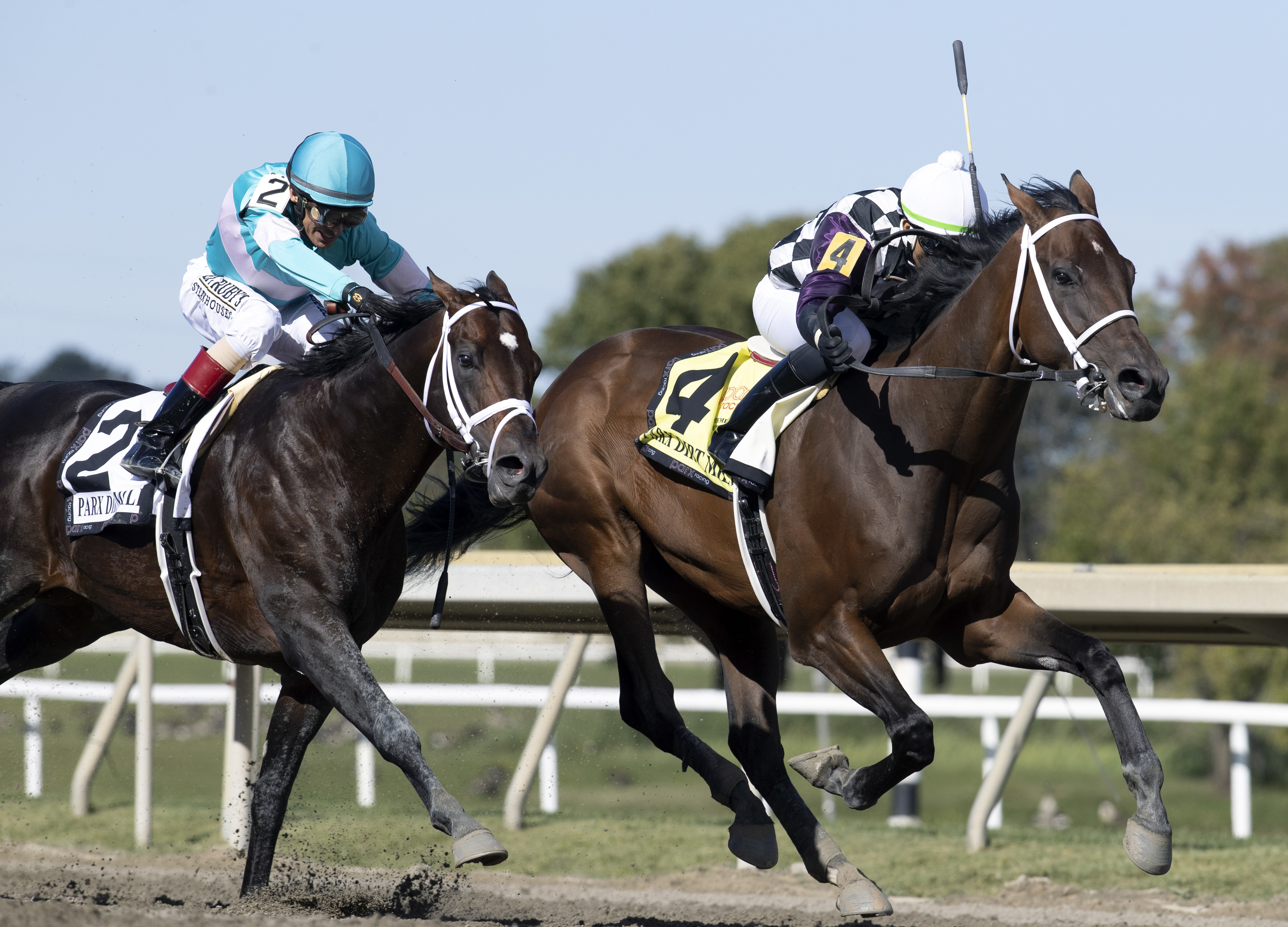 Far Mo Power (right) battles with Mind Control in Parx Dirt Mile Sept 24 2022