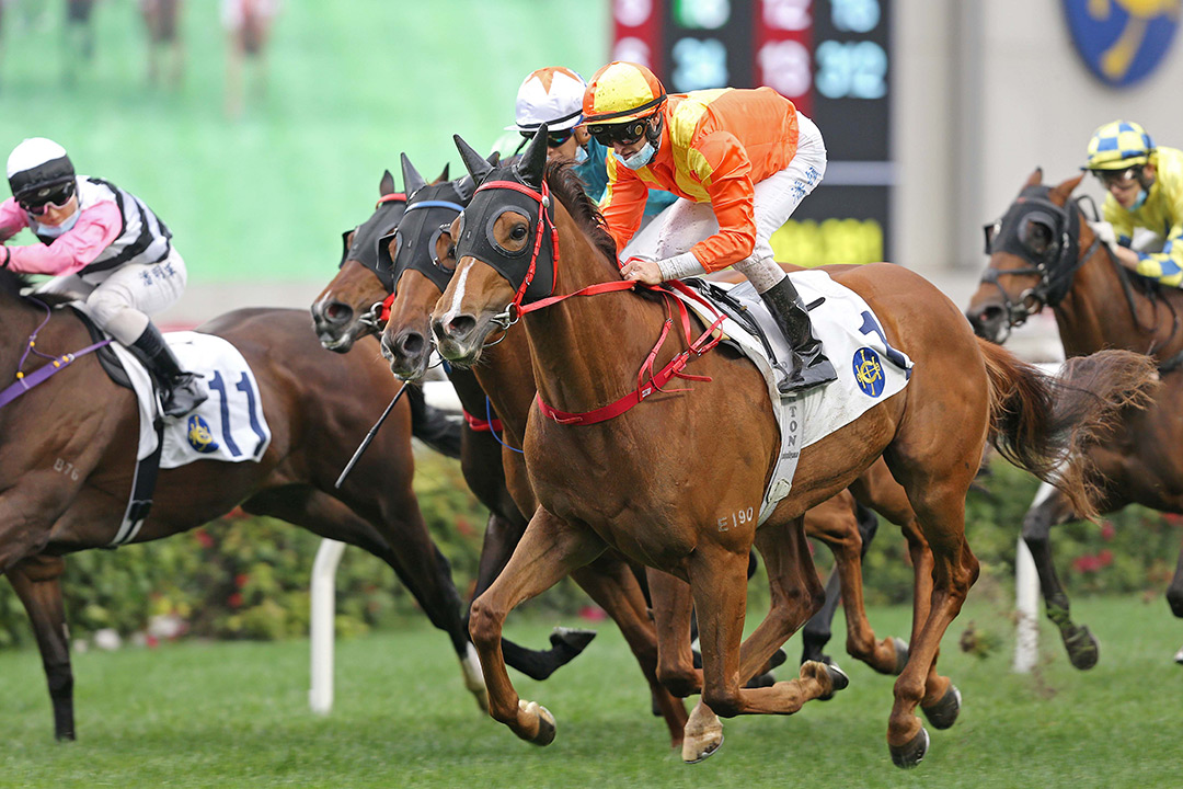 Flagship Glory wins the 2021 Hyacinth Handicap at Sha Tin Racecourse