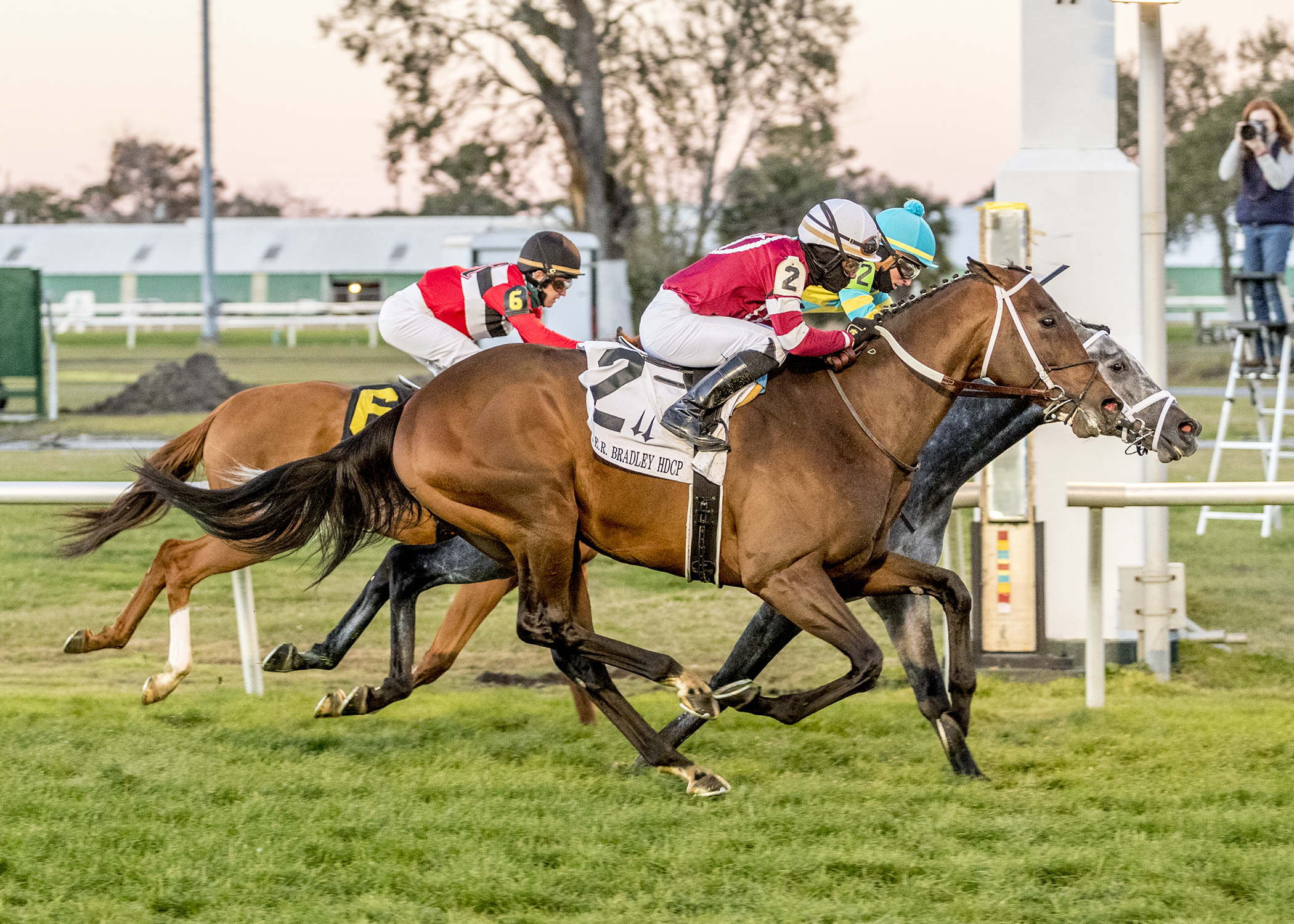 Forty Under (turquoise silks) wins Colonel E.R. Bradley 1-22-2022