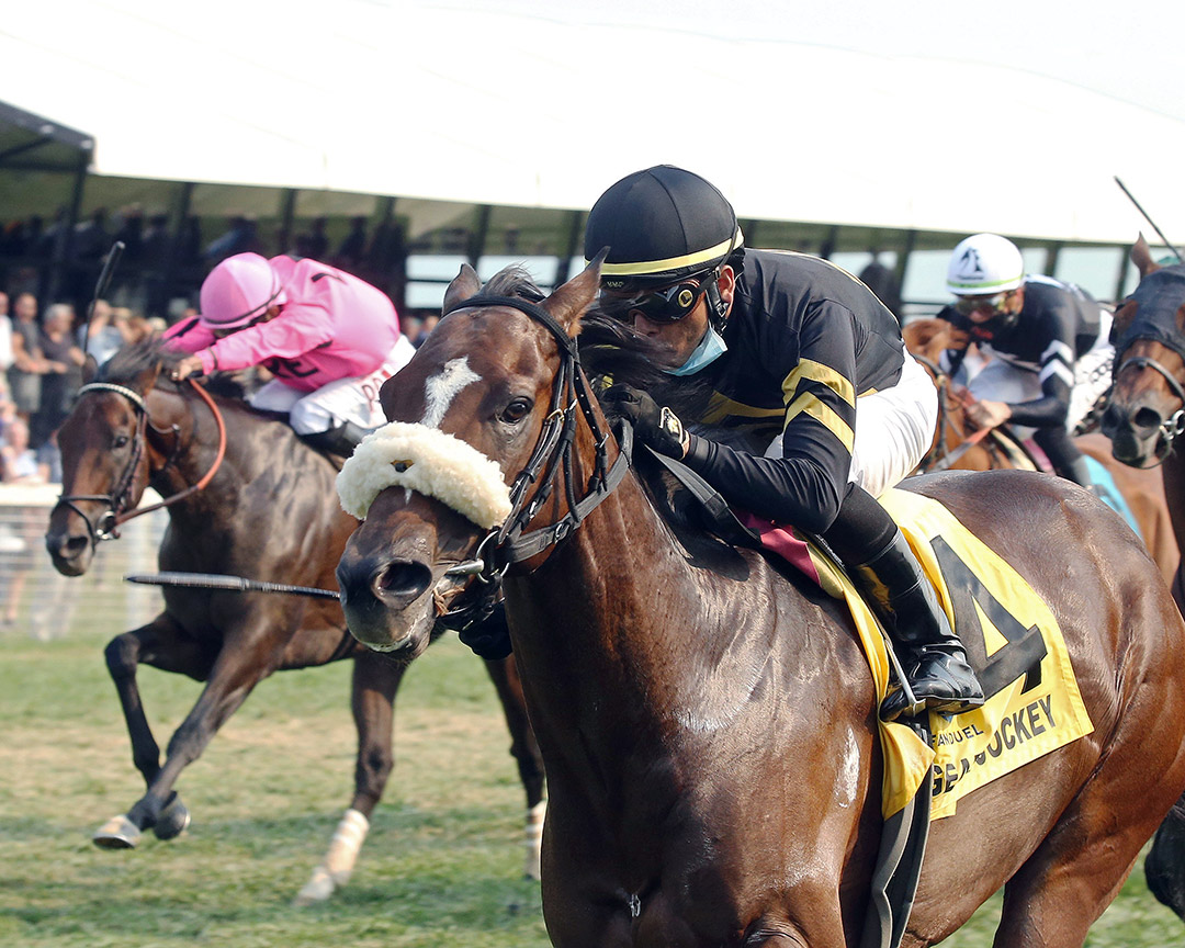 Gear Jockey wins the 2021 Turf Sprint at Kentucky Downs