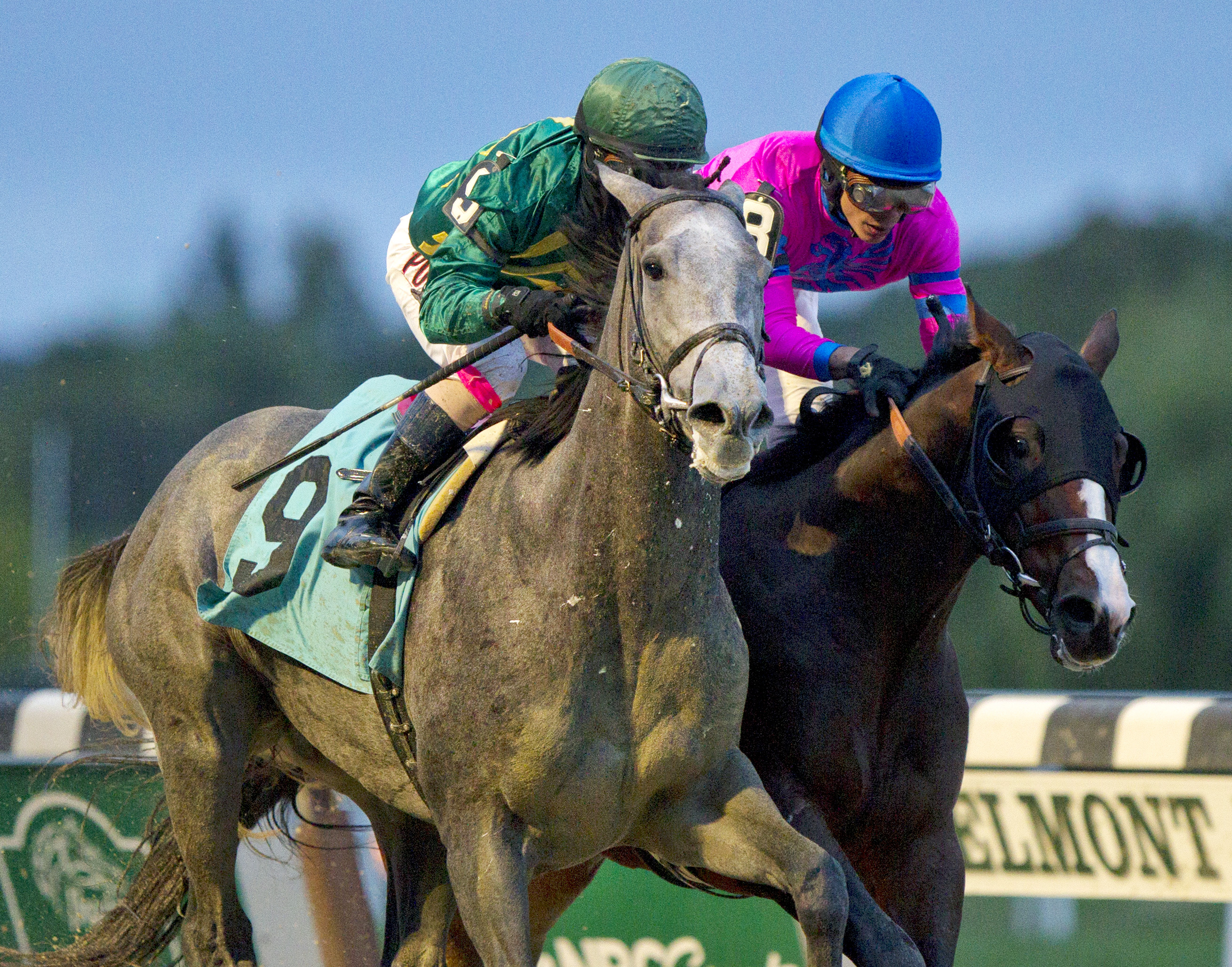 Gift Box wins a maiden race