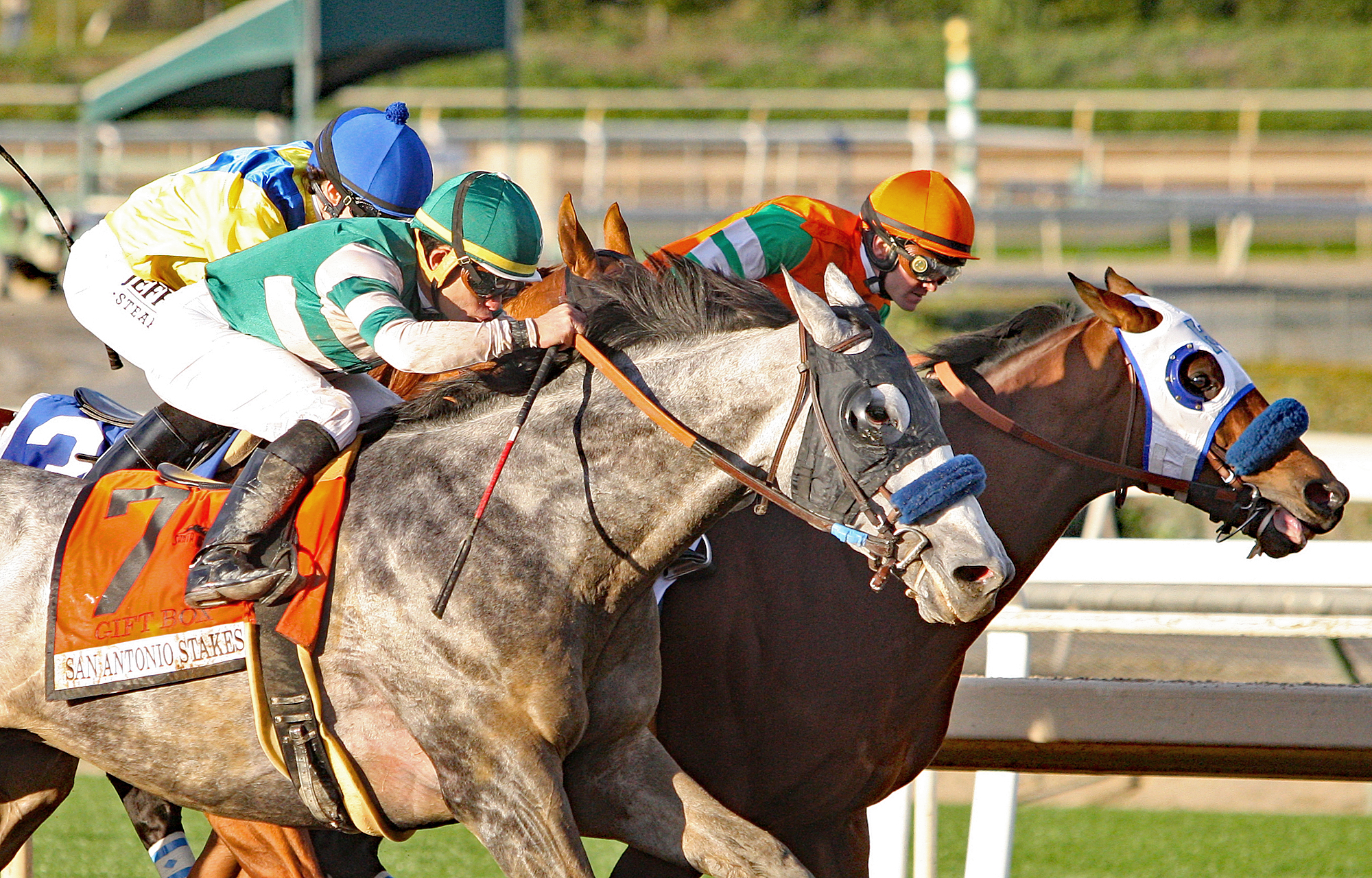 Gift Box (left) wins the 2018 San Antonio Stakes