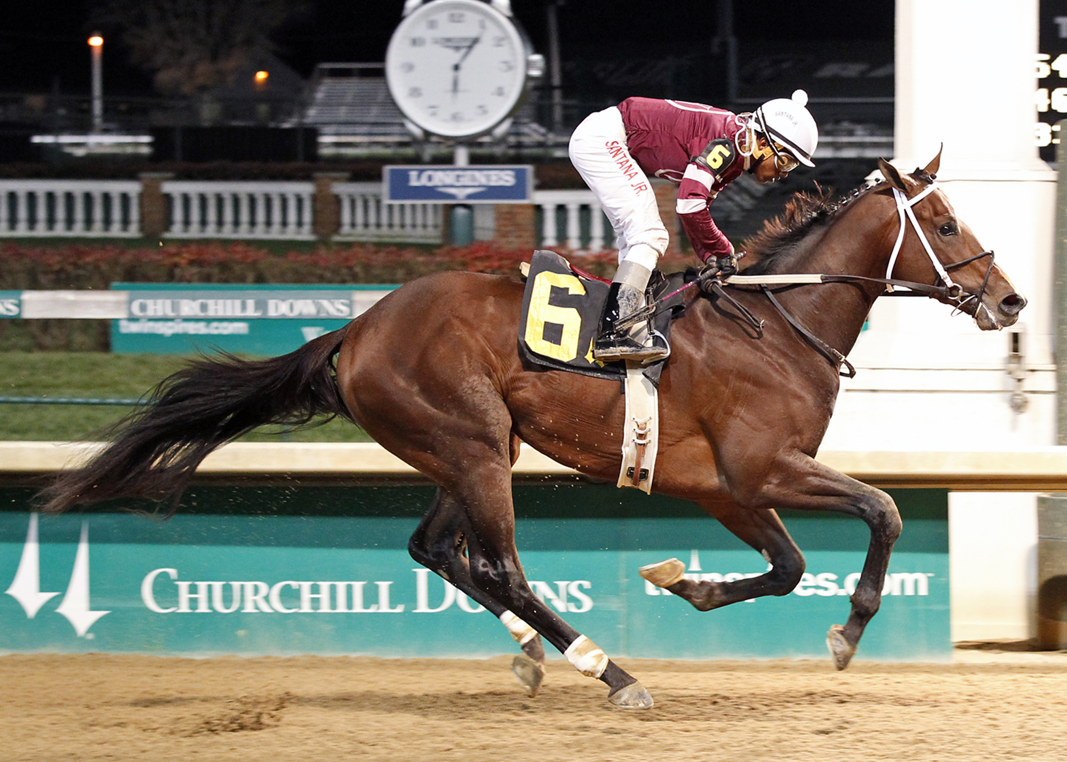 Gold Hawk wins a maiden