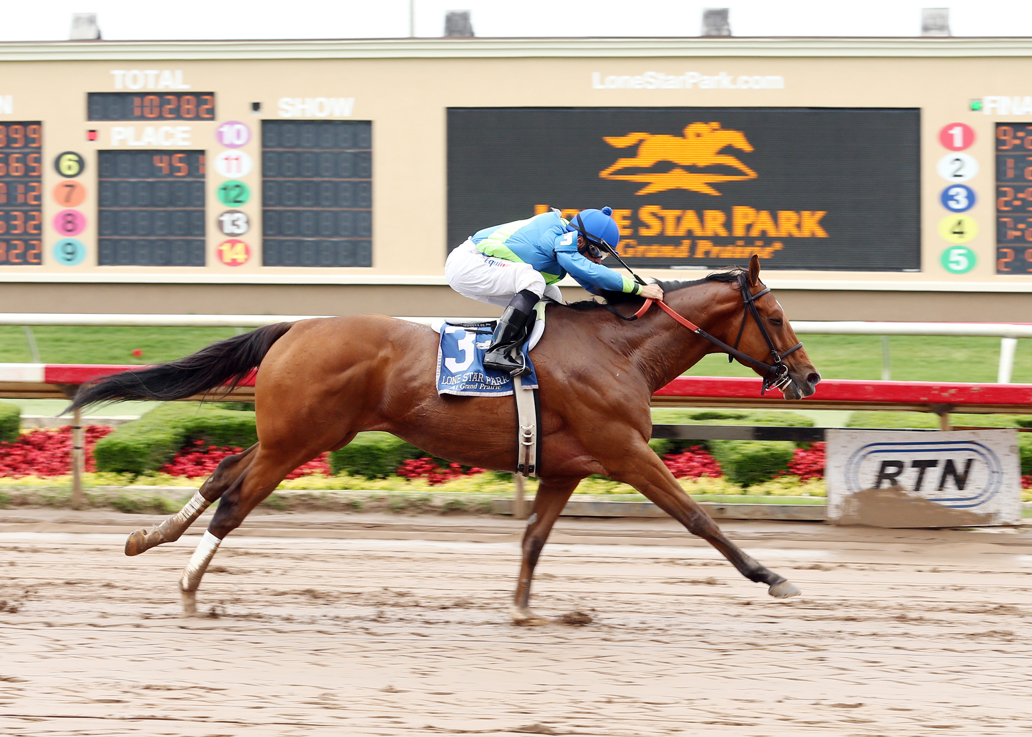 Grand Contender wins the Lone Star Park Handicap
