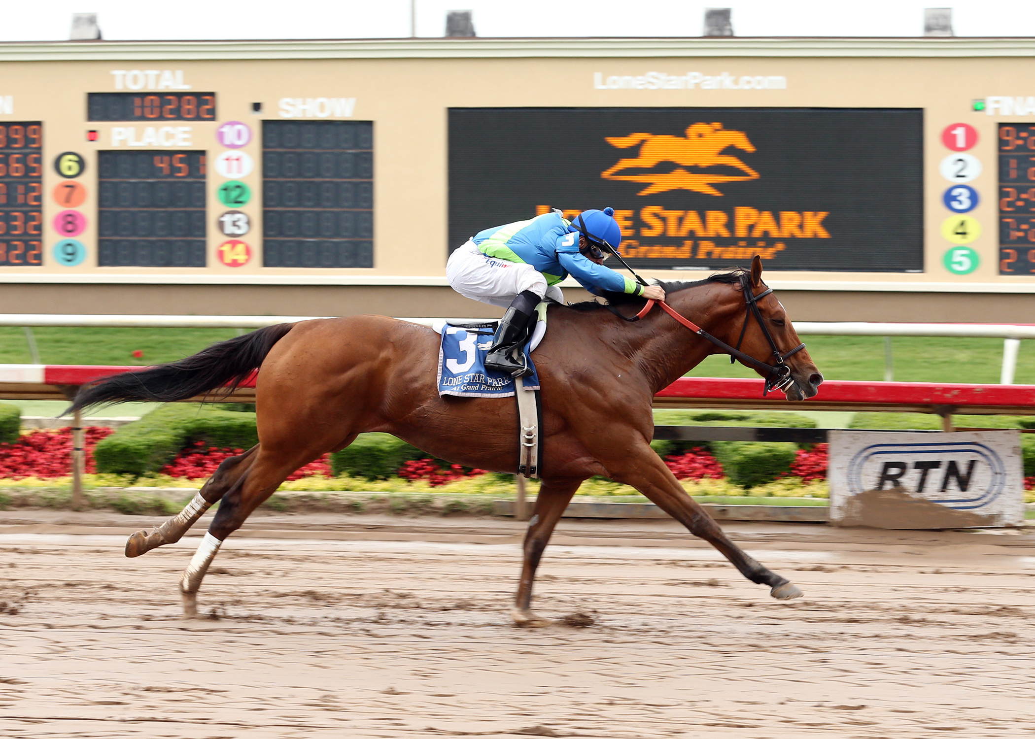 Grand Contender wins the Lone Star Park Handicap