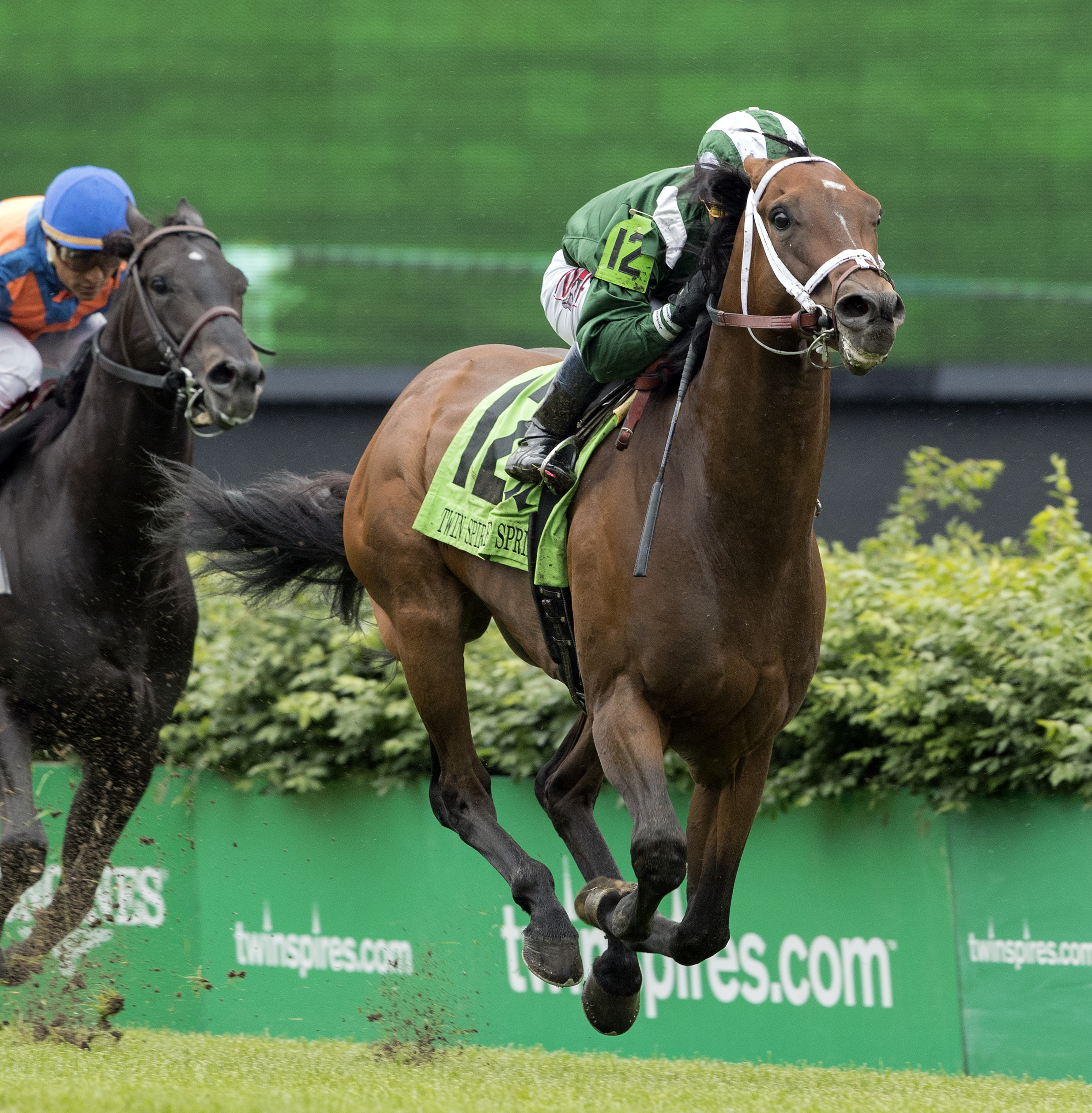 Green Mask wins the Twin Spires Turf Sprint at Churchill Downs 5.5.17_BL