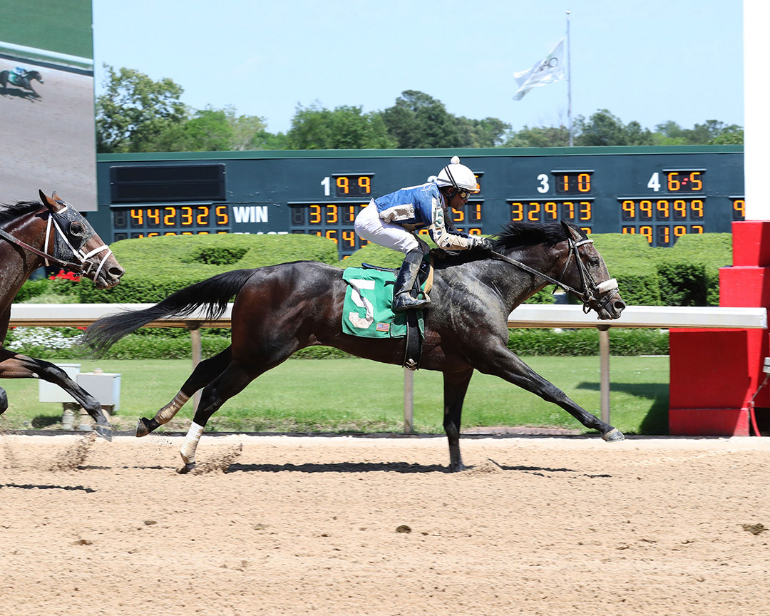 Hunt the Front wins a May 2020 maiden race at Oaklawn Park
