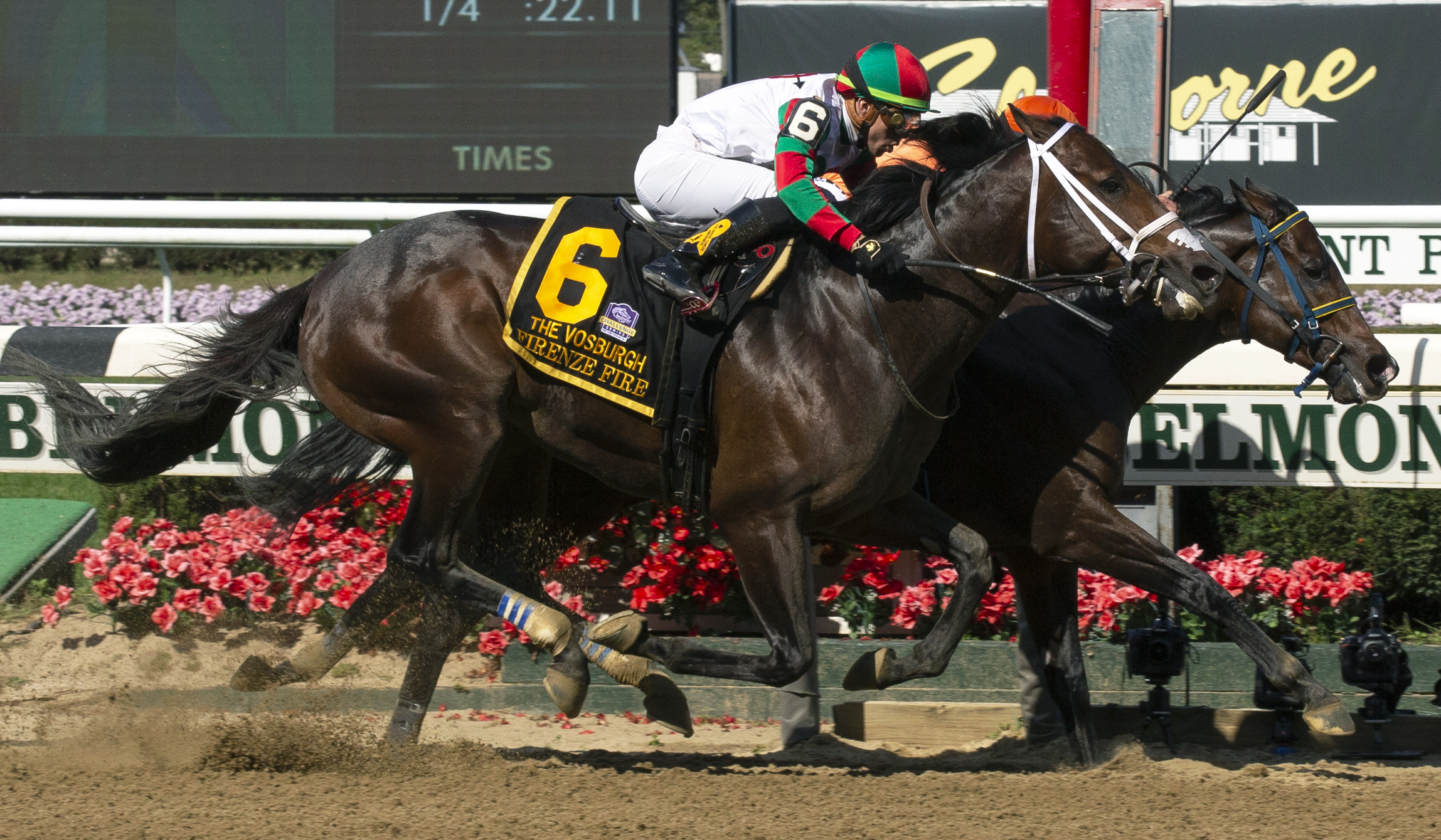 Imperial Hint (right) defeats Firenze Fire in the 2019 Vosburgh Stakes
