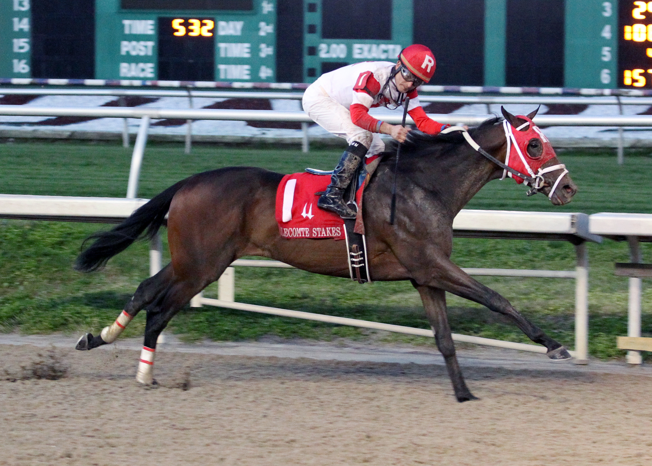 International Star wins the Lecomte