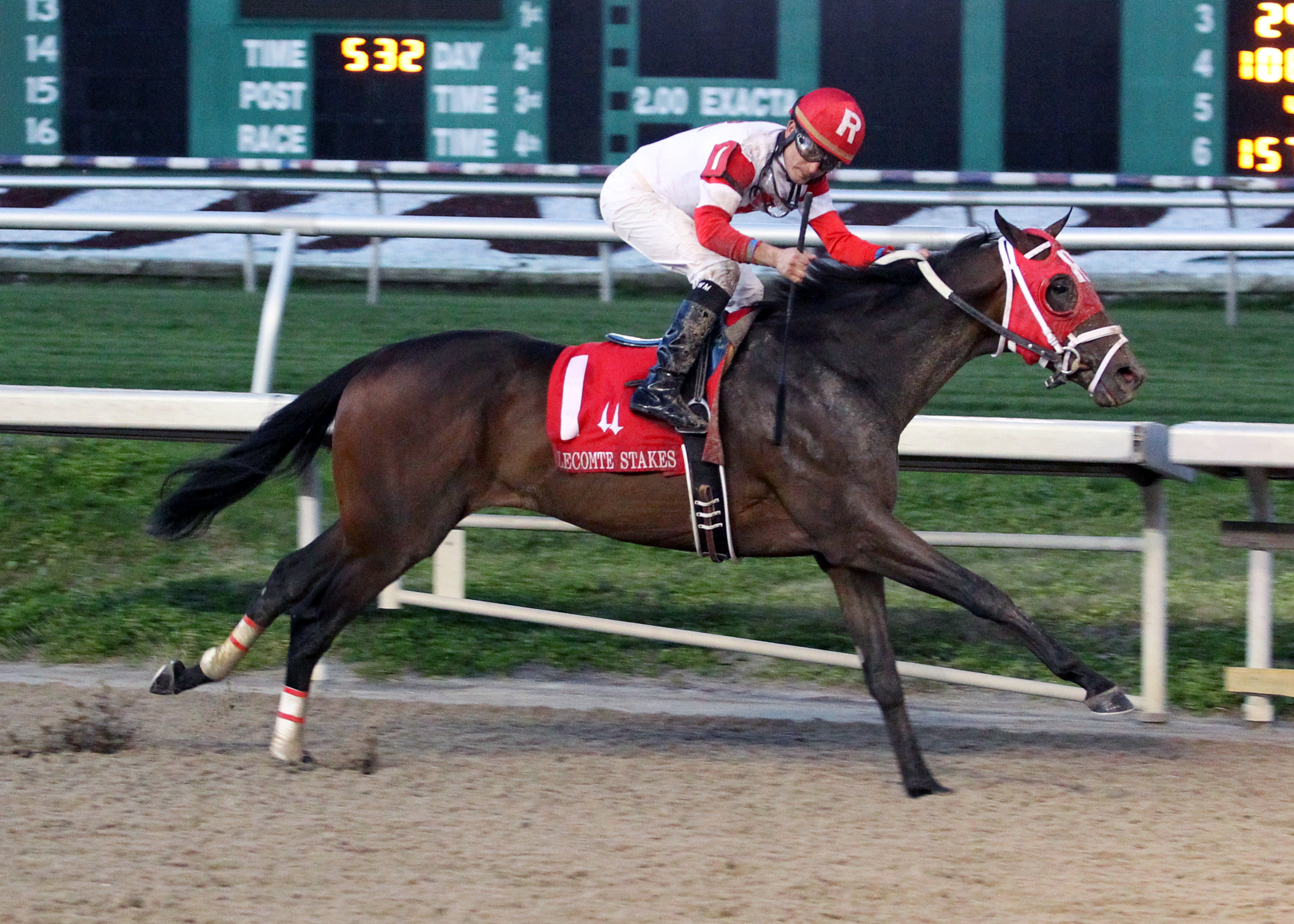 International Star wins the Lecomte