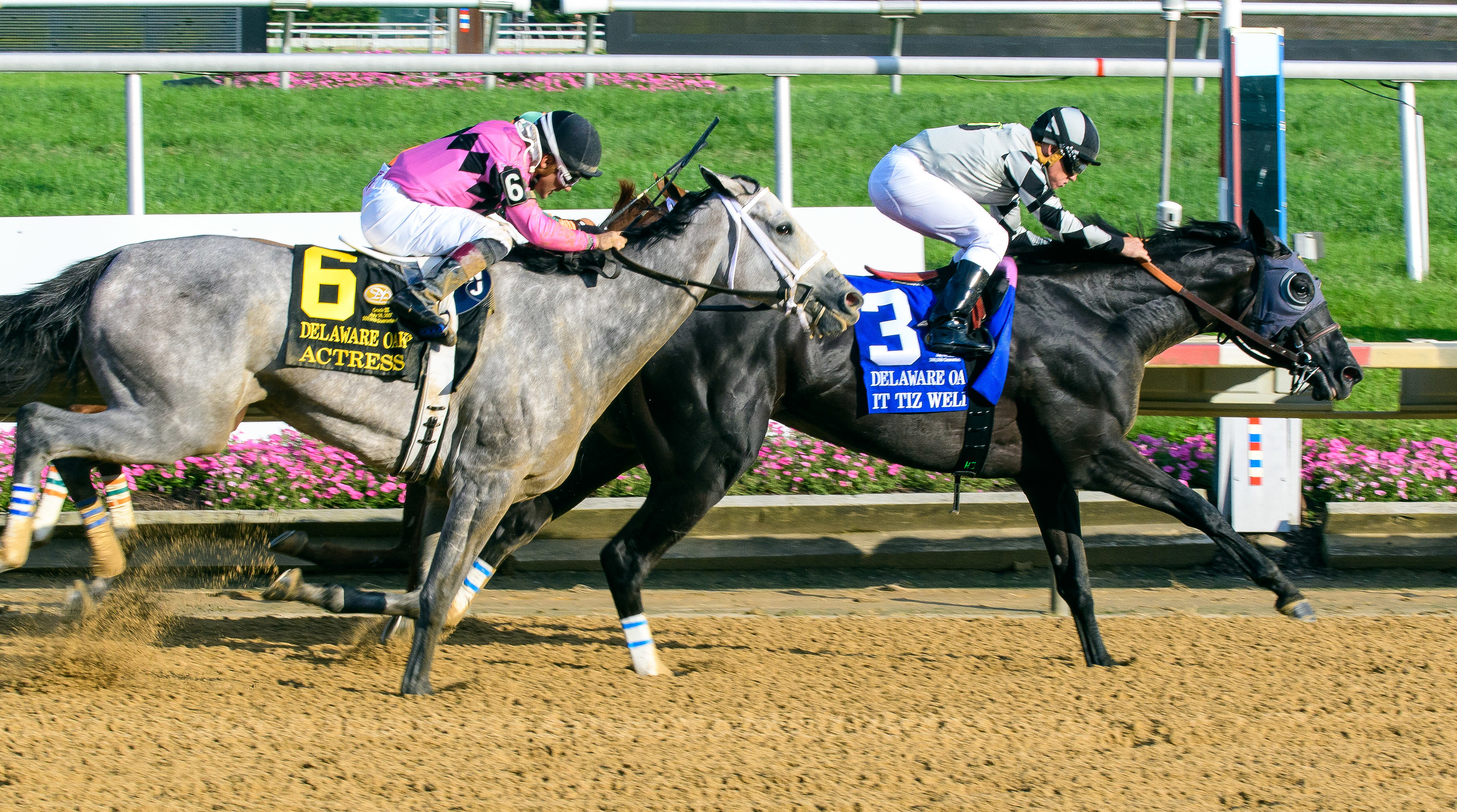 It Tiz Well wins the Delaware Oaks