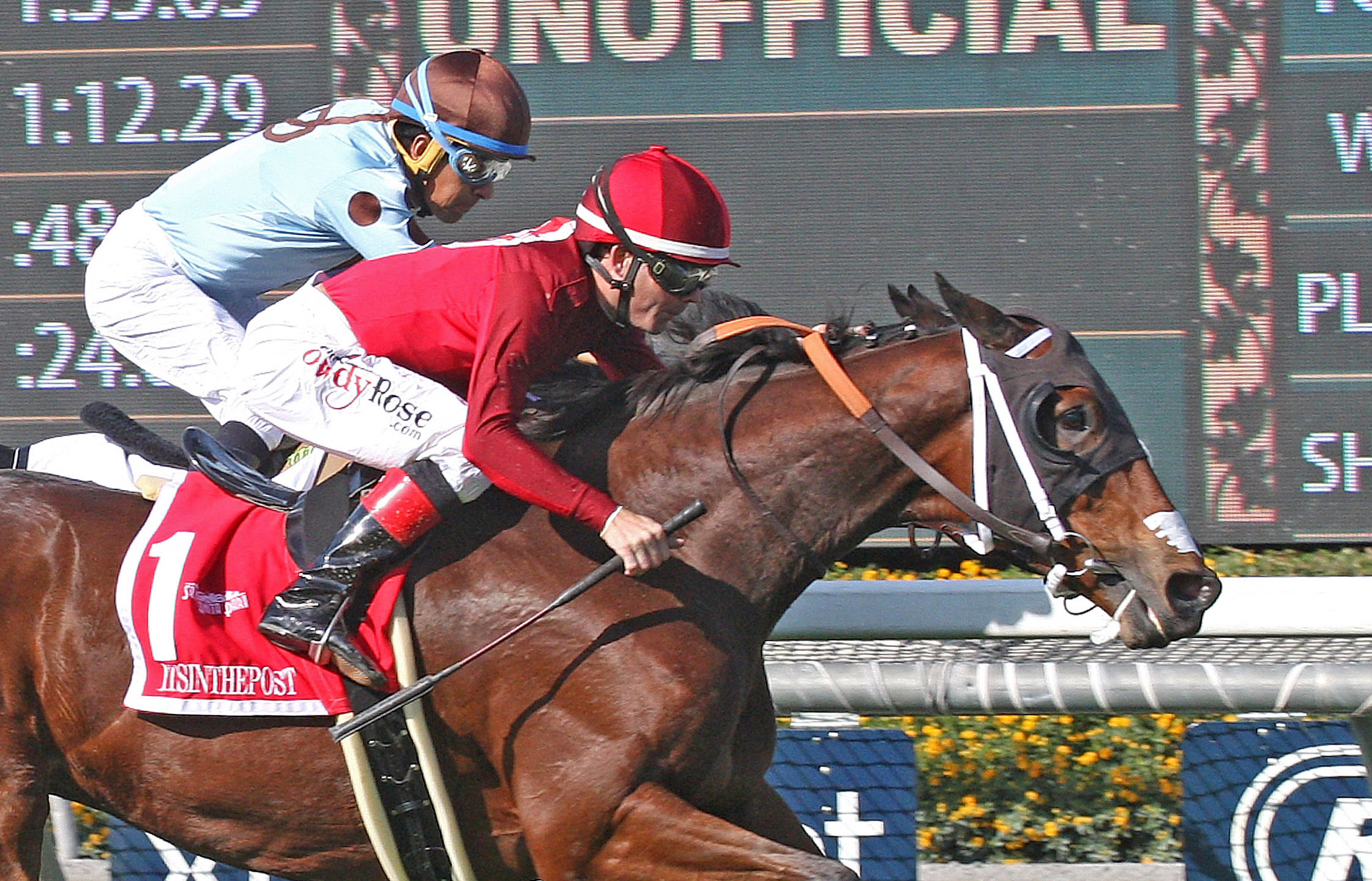 Itsinthepost wins the 2017 John Henry Turf Championship