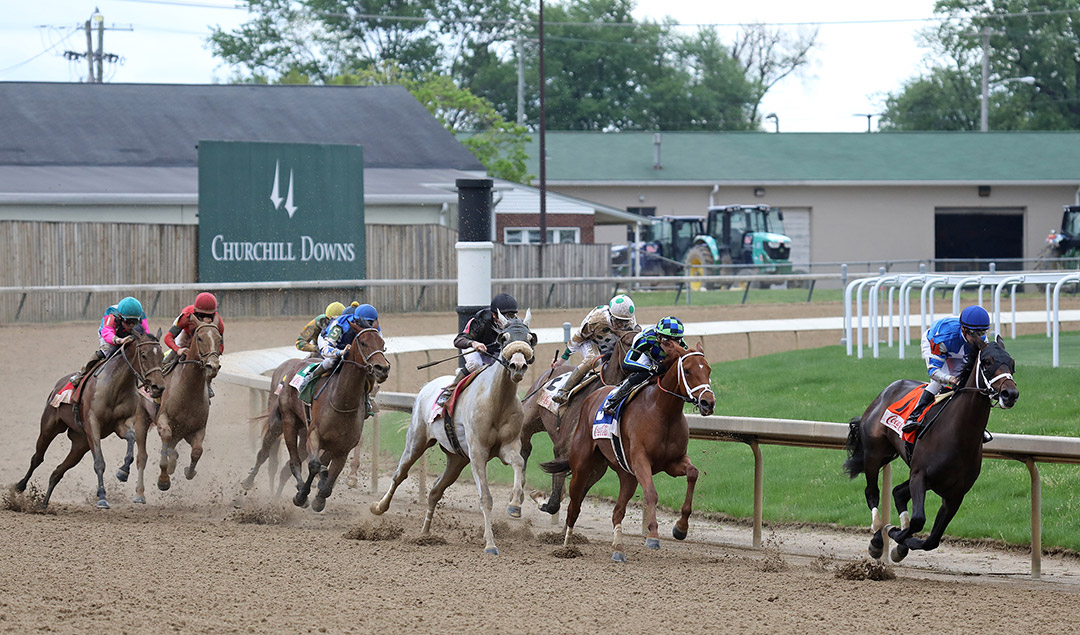Juju's Map (far right) leads the field out of the final turn of an allowance race at Churchill Downs