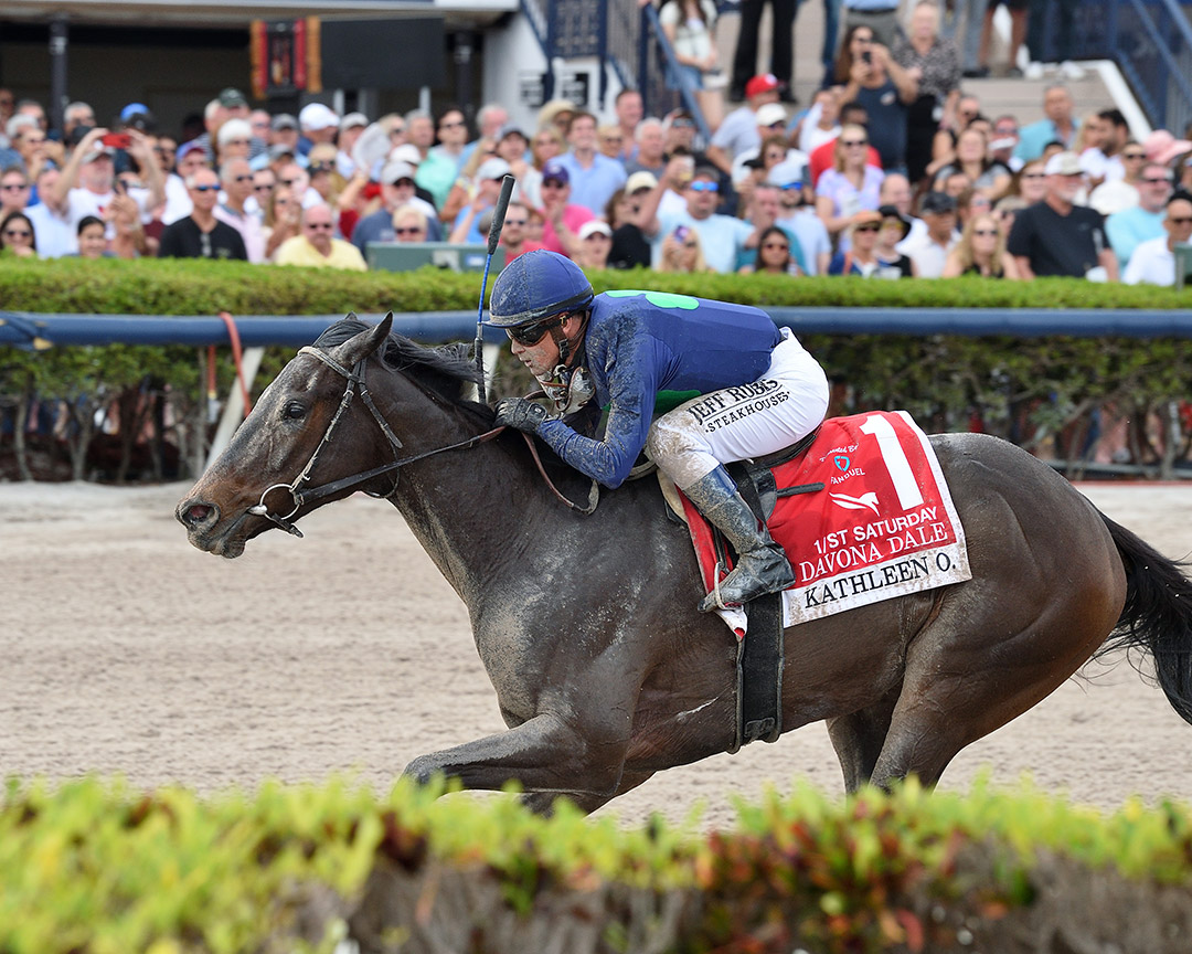 Kathleen O wins the 2022 Davona Dale Stakes at Gulfstream Park