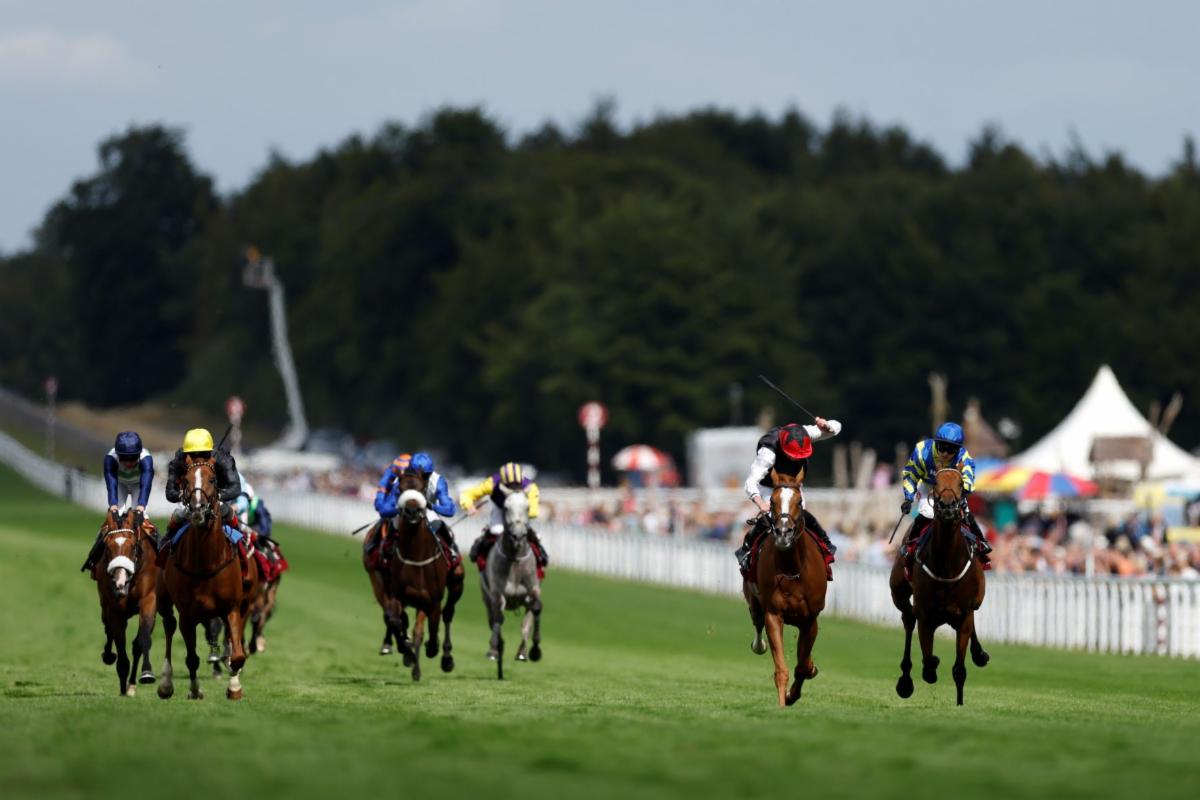Kyprios -gorra roja- gana el Al Shaqab Goodwood Cup