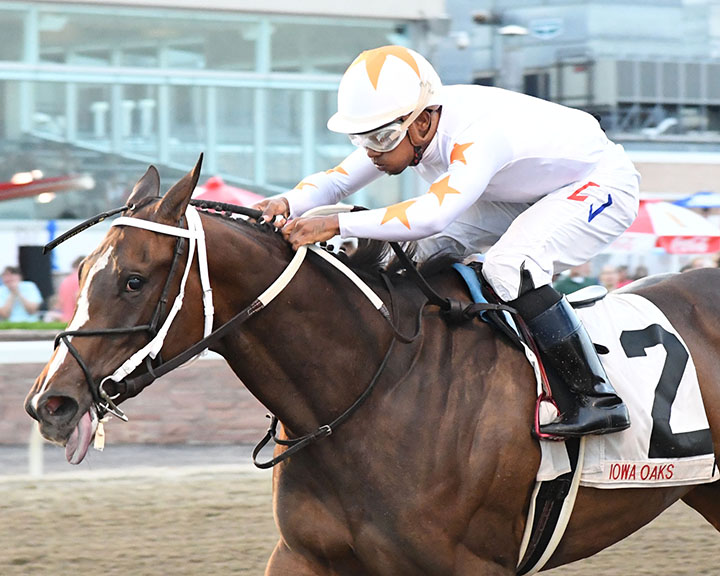 Lady Apple wins the 2019 Iowa Oaks