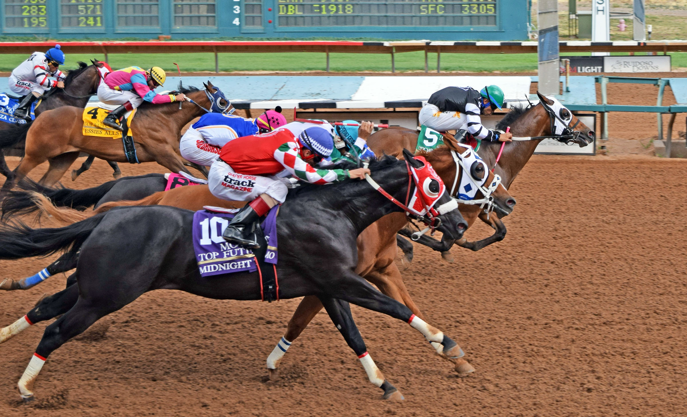 Leading Cartel (No. 5) wins the Mountain Top Quarter Horse Futurity 6-13-2020