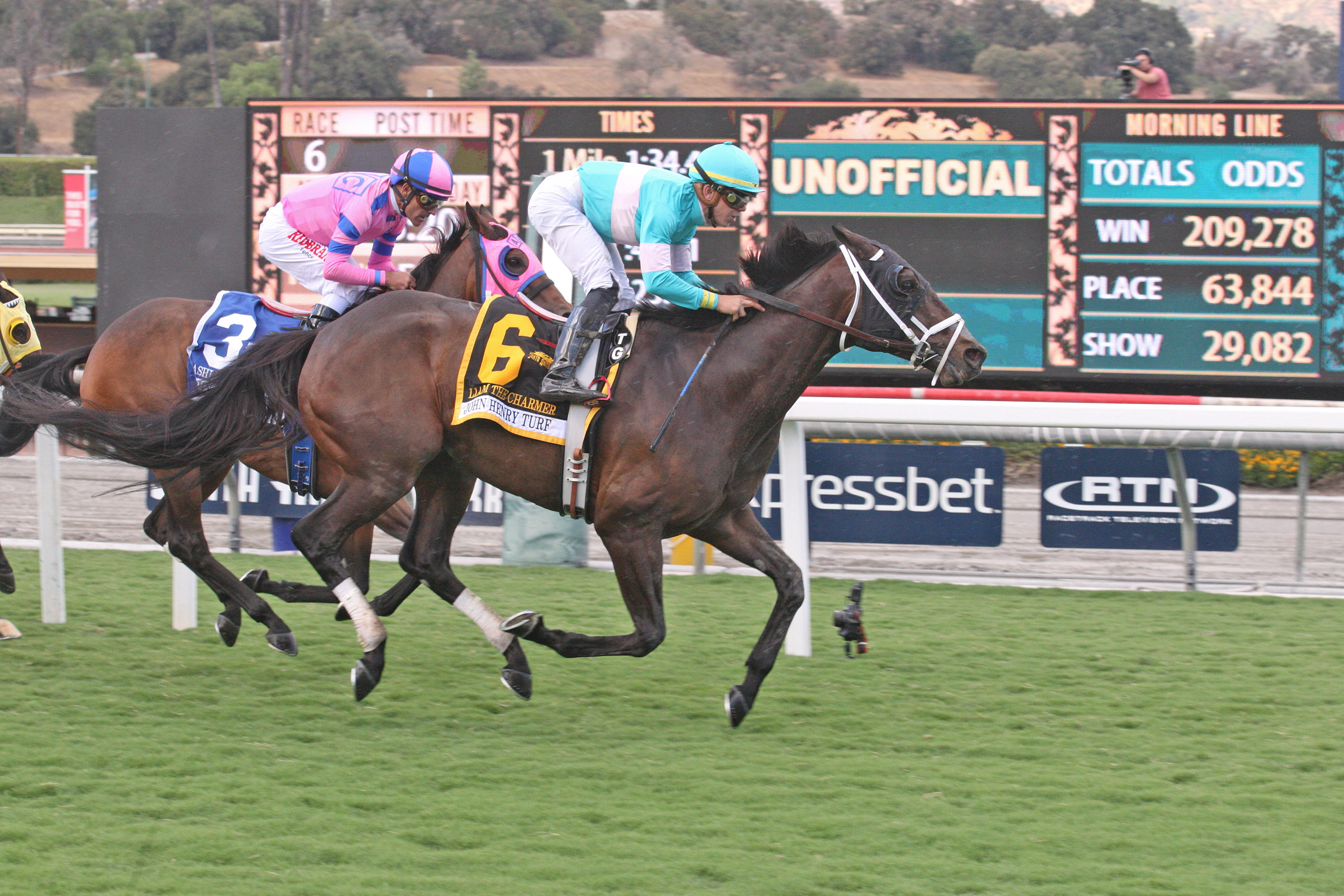 Liam the Charmer wins 2018 John Henry Turf Championship (Shig)