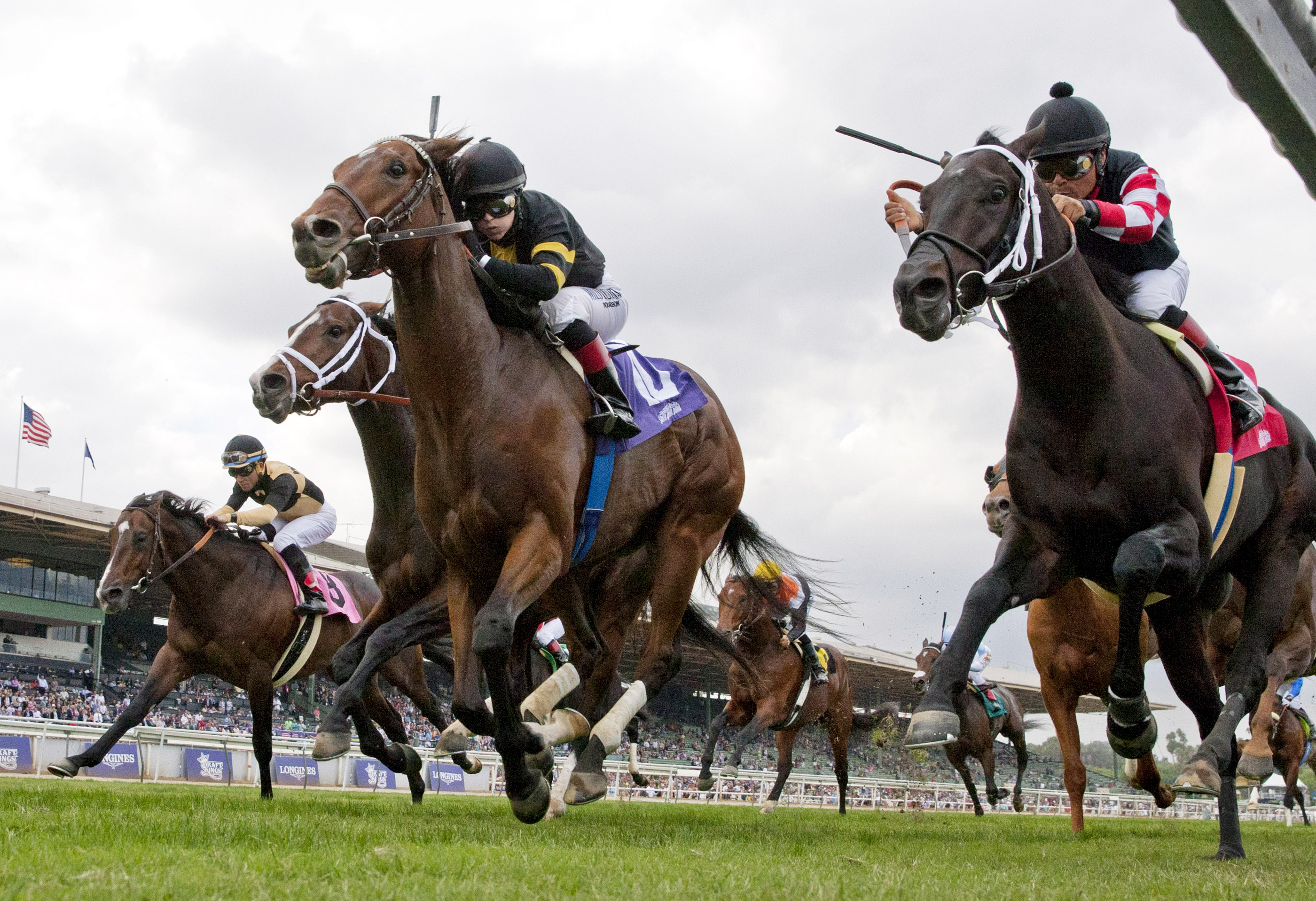 Long On Value wins the Twilight Derby