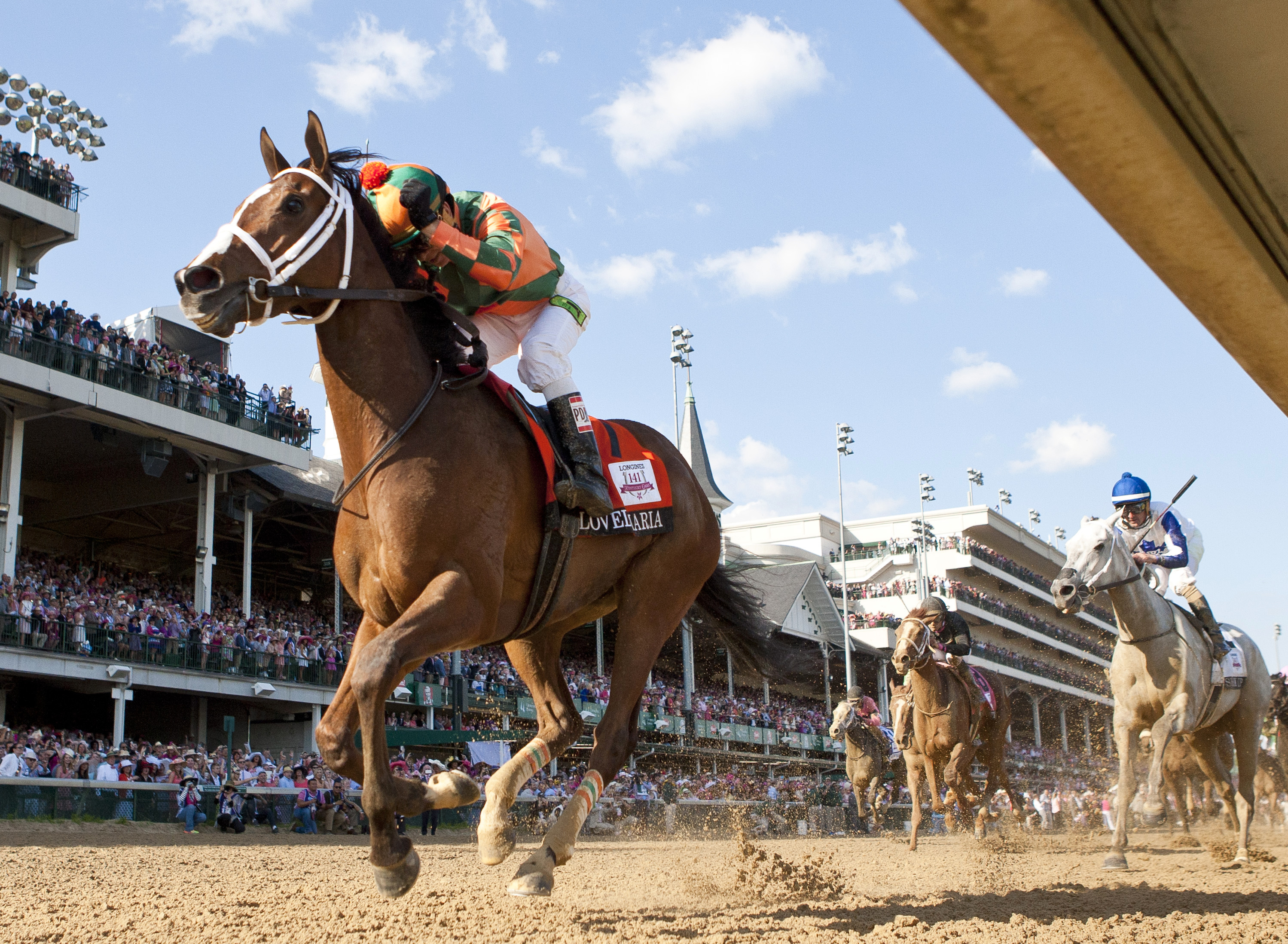 Lovely Maria wins the 2015 Kentucky Oaks