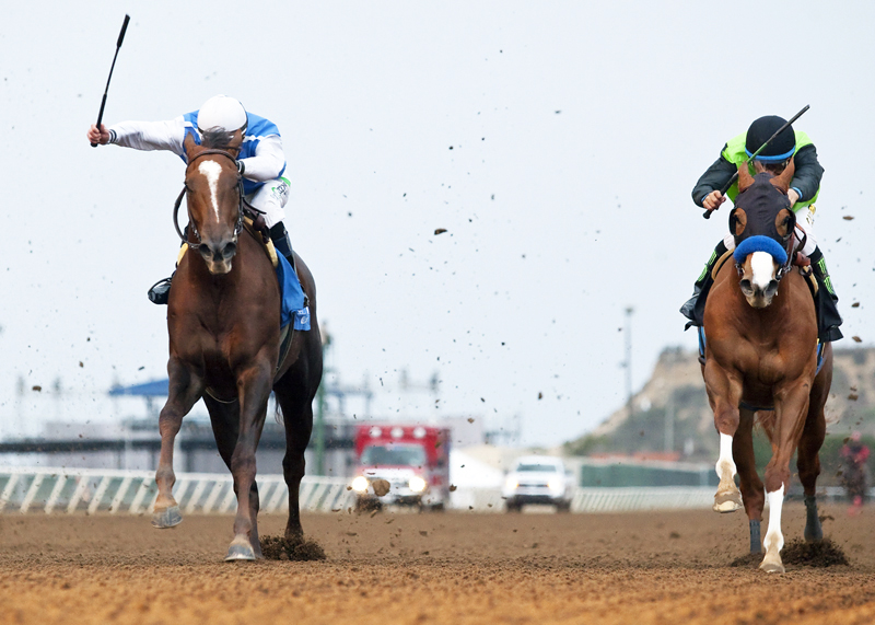Lucky Folie wins the Desi Arnaz